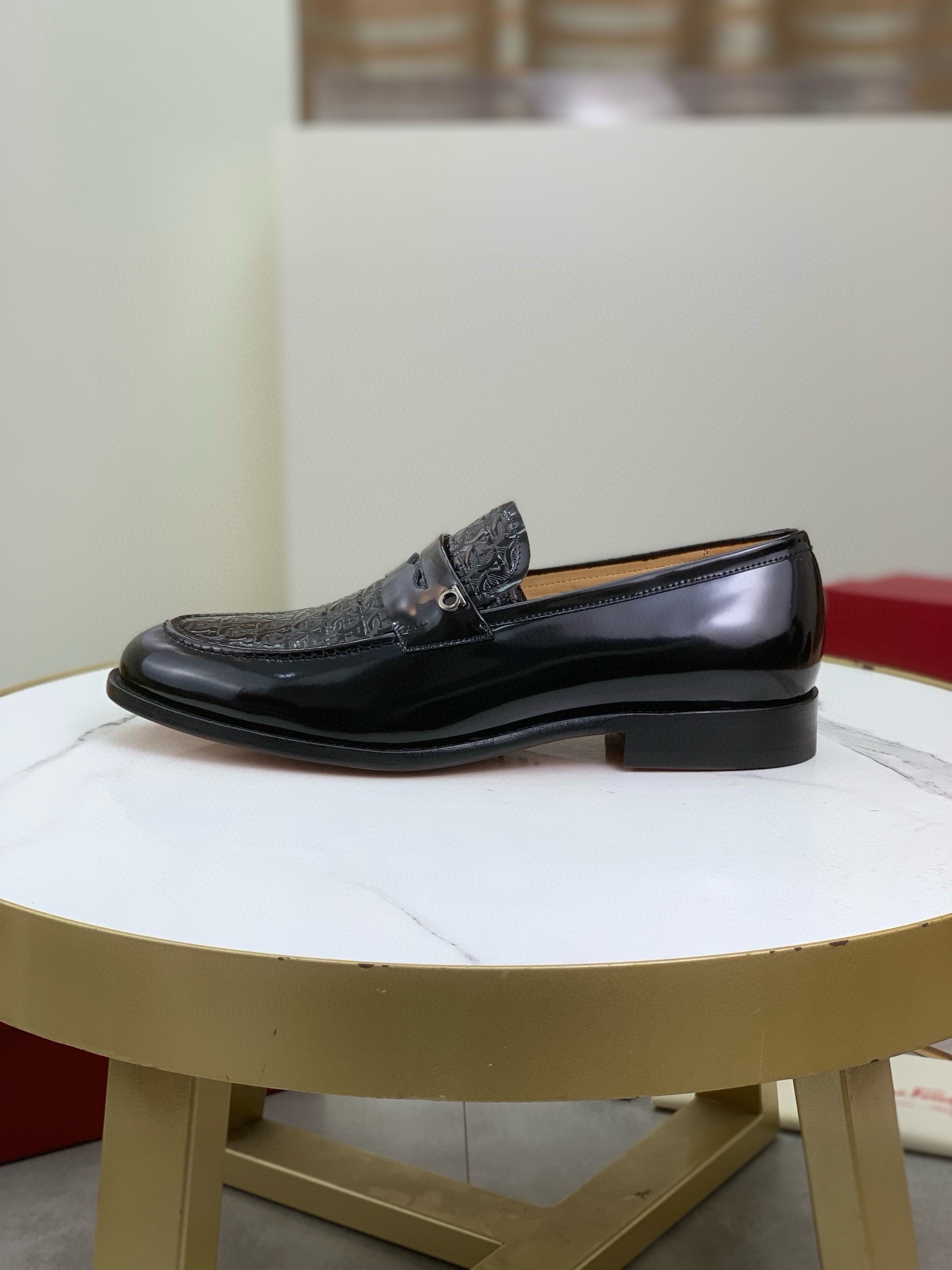 NO:852549,Top quality (genuine leather outsole series) [Salvatore Ferragamo] Ferragamo business leather shoes, 1:1 top purchasing quality, imported imported original beaded calfskin embossed with original metal buckles, lining feet are made of imported original water-dyed cowhide, imported original custom-made Italian handmade genuine leather outsole, color black high mercerized, calfskin, open beaded code number 39-44 (38 and 45 can be customized),, louis  vuitton,ferragamo,ferragamo,cowhide,Leather soles19860909顶级品质（真皮大底系列）【Salvatore Ferragamo】菲拉格慕商务皮鞋,1:1顶级代购品质,鞋面进口精选原版开边珠小牛皮压花配原版金属扣点缀,内里垫脚均用进口原版水染牛皮,进口原版订制意大利手工真皮大底, 颜色黑高丝光、小牛皮、开边珠 码数39-44（38 45可以定做）,,louis vuitton,ferragamo,ferragamo,cowhide,Leather soles,Men's shoes