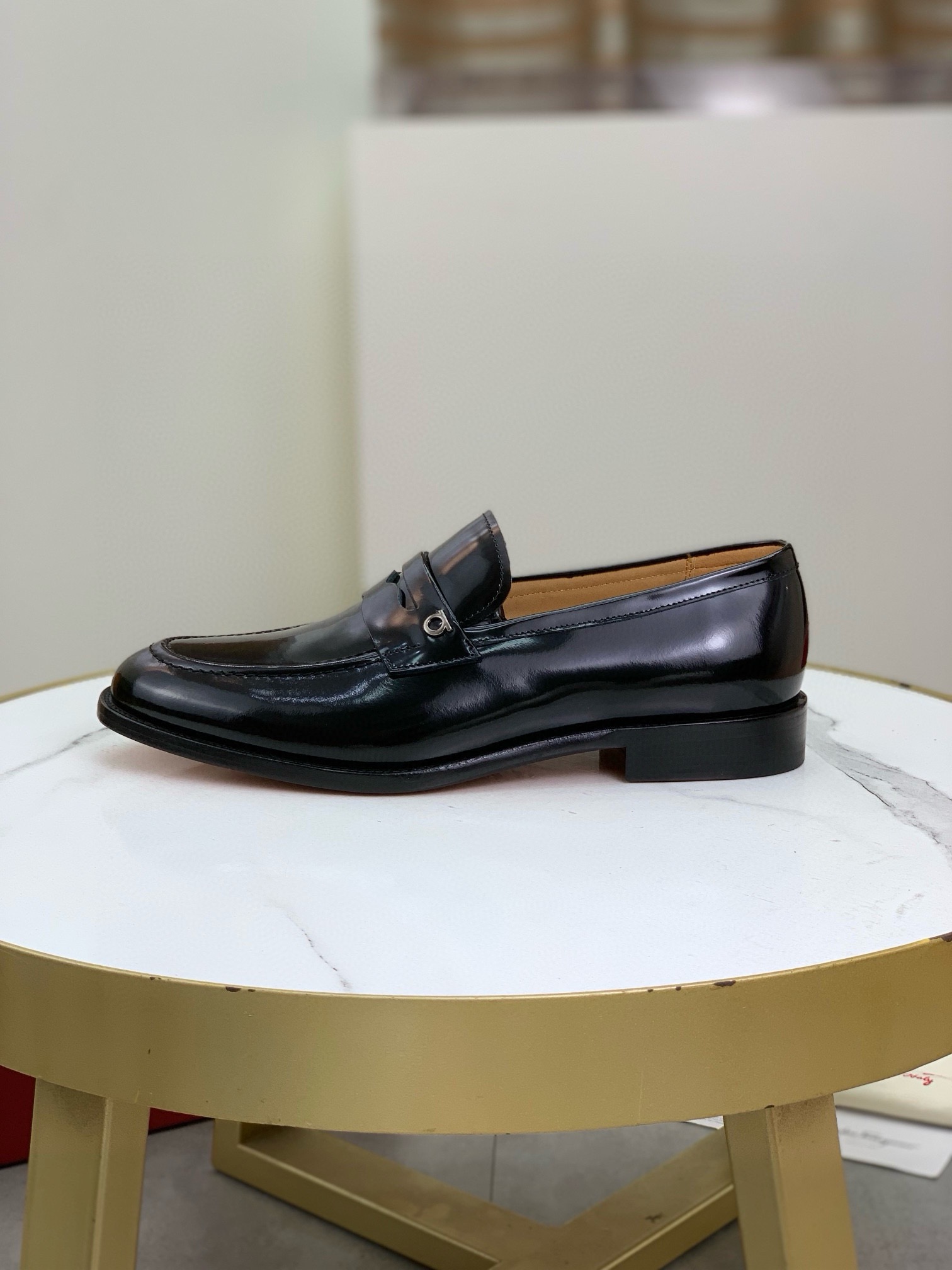 NO:852560,Top quality (genuine leather outsole series) [Salvatore Ferragamo] Ferragamo business leather shoes, 1:1 top purchasing quality, imported selected original open-edge beaded calfskin with original metal buckle embellishment, lining feet are made of imported original water-dyed cowhide, imported original custom-made Italian handmade genuine leather outsole, color calfskin, open-edge beads code number 39-44 (38 45 can be customized),, louis  vuitton,ferragamo,ferragamo,cowhide,Leather soles19860909顶级品质（真皮大底系列）【Salvatore Ferragamo】菲拉格慕商务皮鞋,1:1顶级代购品质,鞋面进口精选原版开边珠小牛皮配原版金属扣点缀,内里垫脚均用进口原版水染牛皮,进口原版订制意大利手工真皮大底, 颜色小牛皮、开边珠 码数39-44（38 45可以定做）,,louis vuitton,ferragamo,ferragamo,cowhide,Leather soles,Men's shoes