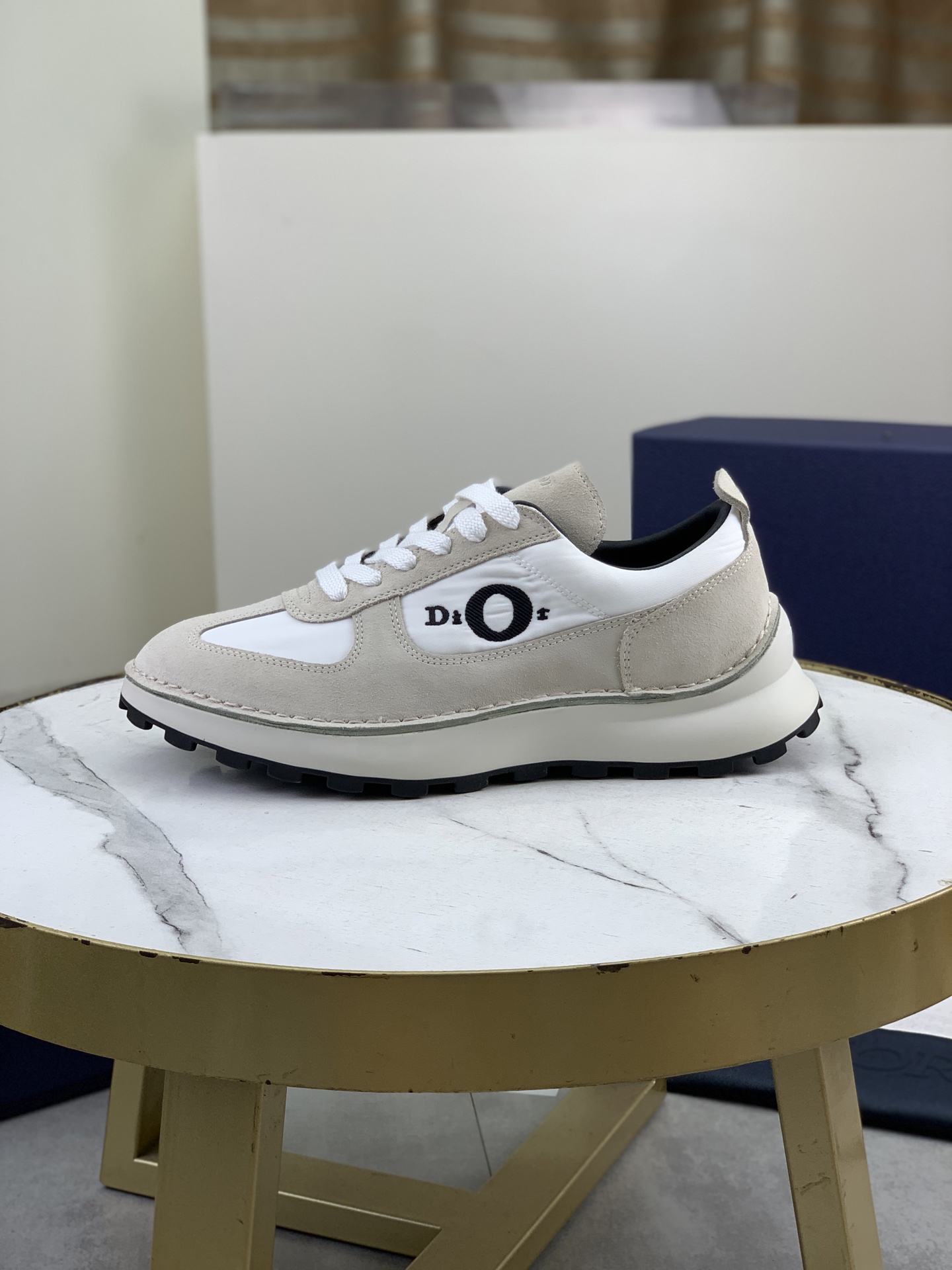 NO:852580,Top version of DIOR men's sneakers, white smooth cowhide and Oblique fly-knit upper, new for 2026, a new interpretation of the classic tennis shoe, with a stylish silhouette that highlights a heavy texture. Crafted from white smooth cowhide, decorated with Oblique print, it is unique with a padded tongue decorated with the Dior logo, wide white mohair laces and tonal brass eyelets with a matte finish. Creamy white Oblique  Printed rubber soles, with a contrasting Dior Avenue Montaigne logo on the back to enhance style and add fashion to casual looks. The complete package includes code numbers 38-45 (46 are custom-made and non-returnable),, dior, dior, sneakers, cowhide19860909顶级版本 DIOR迪奥 男款运动鞋 白色光滑牛皮和 Oblique 飞织鞋面 2026新款,全新演绎经典的网球鞋,时尚廓形突显厚重质感.采用白色光滑牛皮革精心制作,饰以 Oblique 印花,搭配饰以 Dior 标志的加垫鞋舌、白色马海毛宽鞋带和哑光饰面同色调黄铜孔眼,别具一格.奶油白色 Oblique 印花效果橡胶鞋底,后侧饰以对比鲜明的 Dior Avenue Montaigne 标志提升格调,可为休闲造型增添时尚气质.全套包装 码数38-45（46定做不退换）,,dior,dior,sneakers,cowhide,Men's shoes