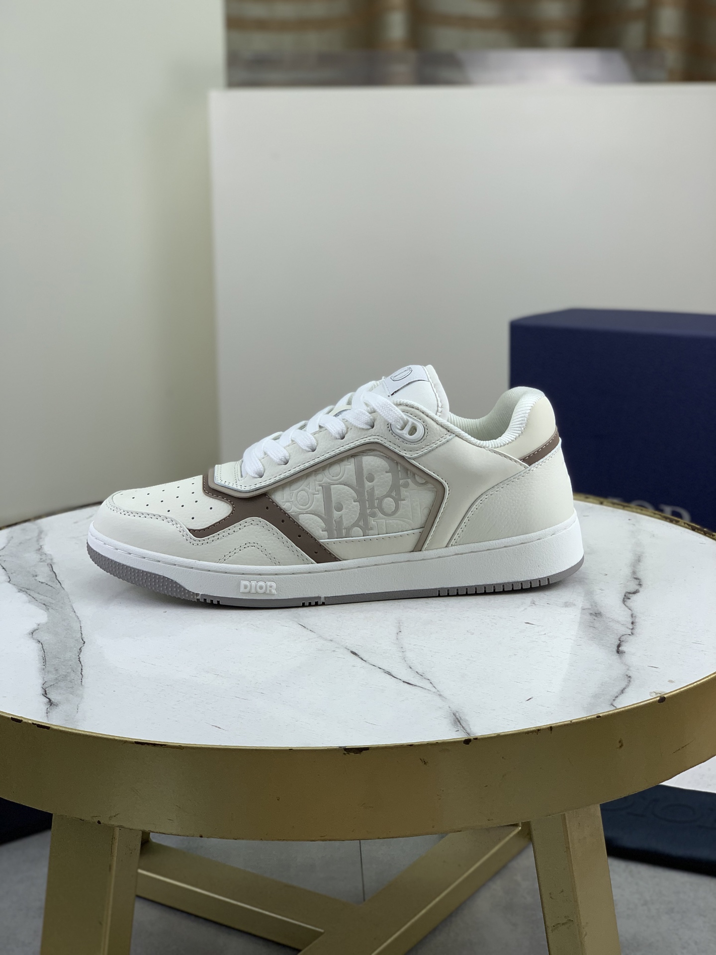 NO:852590,Top quality Dior sports shoes for couples. Top high-end version. Purchasing quality. Original development. Dior spring and summer new B27 sports shoes for couples are new products in the series. (Dior) B27 sports shoes. Original purchase. New presbyopia sports shoes in early spring. A favorite among major celebrities and Internet celebrities. The on-foot effect is very nice. B27 sports shoes made by Italian craftsmen have distinct layers and a unique three-dimensional effect to show modern and elegant style, comparable to Dior x.  AJ1, classic presbyopic embroidery elements are currently out of stock online. Original 1:1 last set at the counter. Perfect shoe shape. Dior's classic style. Carefully crafted from black smooth cow leather, decorated with beige and black Oblique printed panels on the sides. The shoelace eyelets in the shape of 'CD Icon' are clever and exquisite. The two-color rubber sole, rear shoe opening and heel are all equipped with brand signature details to enhance the style. The ankle is matched with Oblique  Printed laces, adjustable fit, complement the overall design. Fashionable and versatile, can add luster to various looks. Imported silk cowhide spliced with D embroidery printing; multi-color selection TPU outsole Size: men's 38-46 (men's 38, 45, 46 sizes are customized, non-returnable, non-refundable), dior, dior, sneakers, cowhide19860909顶级品质迪奥情侣款运动板鞋 顶级高端版本 代购品质 原版开发 迪奥春夏新款B27 情侣款运动鞋是该系列新品,（Dior）B27运动鞋,原版购入 早春新款老花运动板鞋 各大明星网红追捧的一款 上脚效果非常nice 由意大利工匠打造的B27运动板鞋 层次分明以别一格的立体效果展现摩登优雅格调,媲美Dior x AJ1,经典老花刺绣元素 目前全网断货 专柜原版1:1套楦 完美鞋型. Dior的经典款式.采用黑色光滑牛皮革精心制作,侧面饰以米色和黑色 Oblique 印花镶片.“CD Icon”造型的鞋带孔眼巧妙精致,双色橡胶鞋底、后侧鞋口和鞋跟处均带有品牌标志性细节,提升格调.脚踝处搭配 Oblique 印花系带,可调节贴合度,与整体设计相得益彰.时尚百搭,可为各式造型增光添彩.  进口丝绸牛皮拼接D刺绣印花；多色选 TPU大底 码数:男款38-46（男38、45、46码订做,不退不换）,,dior,dior,sneakers,cowhide,Men's shoes