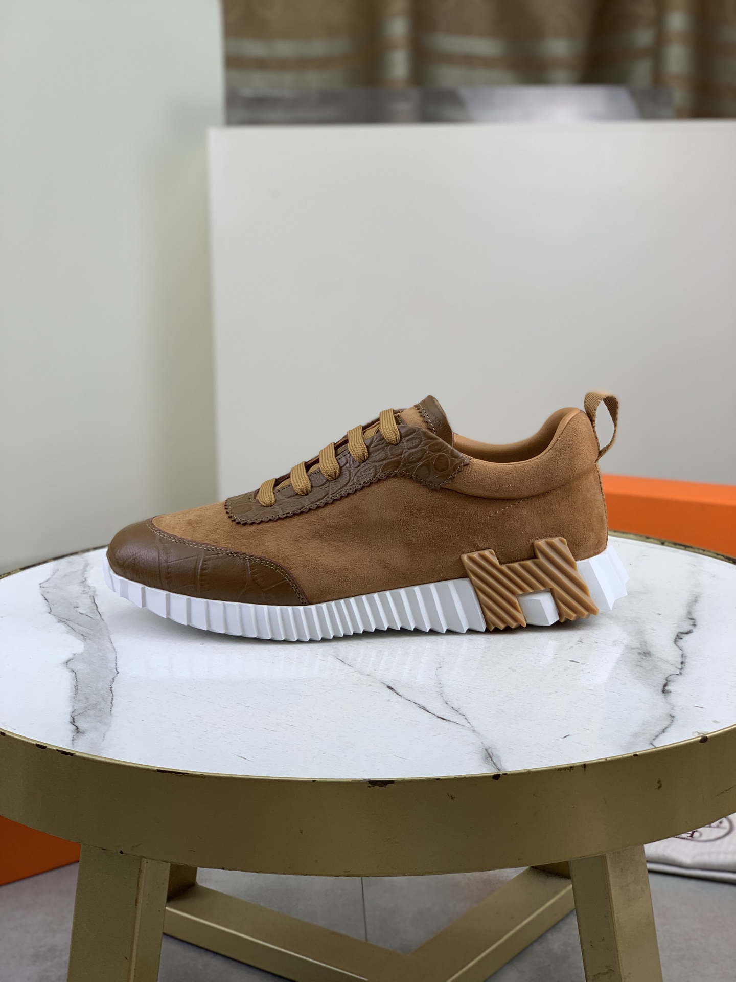 NO:852597,Top version original order Hermes men's Drift Sneaker summer new casual sports shoes original purchase development and production H family men's classic series technical breathable fabrics with cowhide casual sports shoes casual sports dad shoes combined with high-tech breathable materials and cowhide, H family exclusive button decoration on the side. The outsole is full of H italic design and bright colors to show vitality and continue the brand design inspiration. Walking lightly in the city, feel unrestrained and comfortable. Delivered with exquisite packaging  Original fabric, customized breathable material + first-layer cowhide, inner cowhide feet, outsole molded and evacuated, PU+TPU material, Size 39-44 (38 45 customized), multiple colors available, premium packaging, hermes, hermes, sneakers, cowhide19860909顶级版本 原单 Hermes爱马仕男款 Drift Sneaker 夏季新款休闲运动鞋 原版购入开发 做货 H家男士经典系列 科技透气面料搭配牛皮 休闲运动鞋 休闲之履运动老爹鞋结合高科技透气材质与牛皮,侧面H家专属纽扣装饰 大底满满H斜体设计和鲜艳色彩展现活力,延续品牌设计灵感.轻盈漫步都市,感受无拘舒适. 配送精美包装 面料原版定制透气材质+头层牛皮 内里牛皮垫脚 大底开模抽空PU+TPU材质 Size 39-44（38 45定做） 多款颜色可选 精品包装,,hermes,hermes,sneakers,cowhide,Men's shoes
