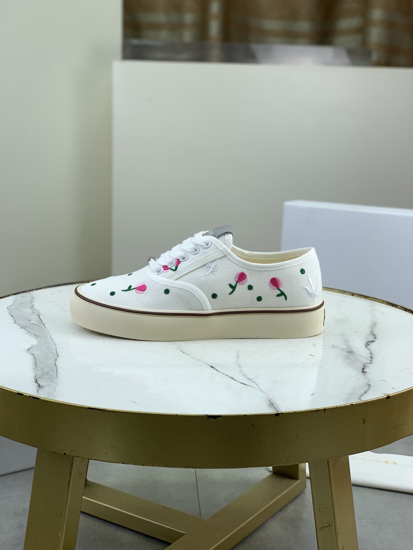 NO:887929,(Top version) ssDior Dior Walk’n series Presbyopia Embroidery Thick-soled canvas shoes Casual sneakers Original purchase and development Walk’n’Dior thick-soled sneakers are a fashionable item that enhances the style of the series Dark blue Oblique printed cotton embroidered upper with comfortable thick sole tongue and Christian Dior Paris logo laces can add fashionable temperament to various casual looks Exquisite packaging at the delivery counter... Fabric: Original customized imported Oblique  Printed embroidery Lining: Imported soft sheepskin lining, cowhide foot pads Outsole: Original exclusive molded outsole Sole thickness: 4.5CM Size: 35-40,,dior,dior,sneakers,cowhide,sheepskin19860909（顶级版本）ssDior迪奥Walk‘n系列 老花 刺绣 厚底帆布鞋 休闲运动鞋 原版购入开发 Walk’n‘Dior 厚底运动鞋是一款时尚单品 提升该系列的格调 深蓝色 Oblique 印花棉质刺绣鞋面 搭配舒适厚底 鞋舌和 Christian Dior Paris 标志鞋带 可为各式休闲造型增添时髦气质 配送专柜精美包装… 面料: 原版定制进口Oblique 印花刺绣 内里: 进口柔软羊皮里 牛皮垫脚 大底: 原版独家开模大底 底厚: 4.5CM Size: 35-40,,dior,dior,sneakers,cowhide,sheepskin,Men's shoes