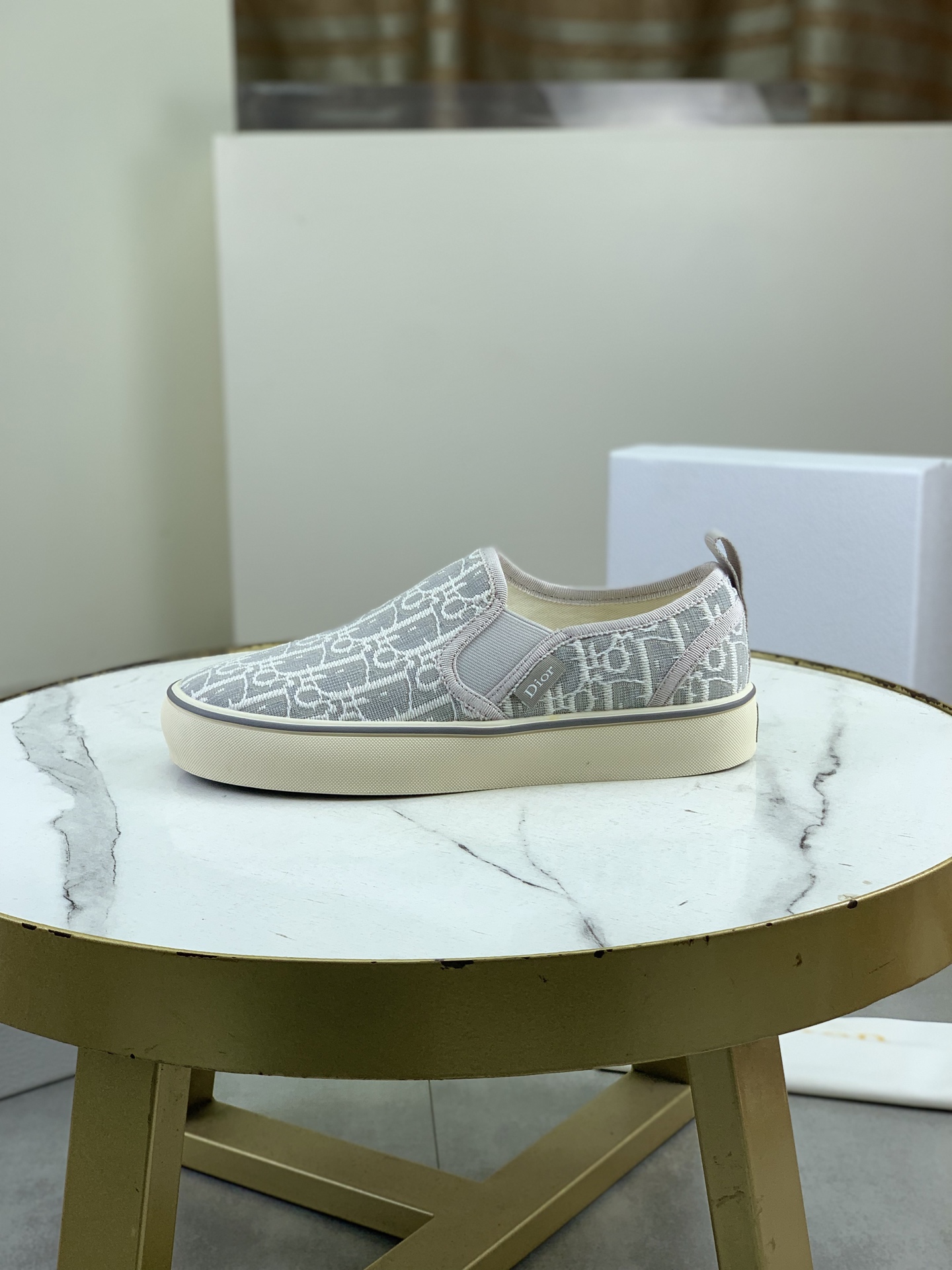 NO:887886,(Top version) Couple model ssDior Walk’n series Presbyopia Embroidery Thick-soled canvas shoes Casual sneakers Original purchased and developed Walk’n’Dior thick-soled sneakers are a fashionable item that enhances the style of the series Dark blue Oblique printed cotton embroidered upper with comfortable thick sole tongue and Christian Dior Paris logo laces can add fashionable temperament to various casual looks Beautiful packaging at the delivery counter... Fabric:  Original custom imported Oblique printed embroidery Lining: Original imported sheepskin lining Original foot sole: Original exclusive molded outsole Sole thickness: 4.5CM Size: 35-45,,dior,dior,sneakers,sheepskin19860909（顶级版本）情侣款 ssDior迪奥Walk‘n系列 老花 刺绣 厚底帆布鞋 休闲运动鞋 原版购入开发 Walk’n‘Dior 厚底运动鞋是一款时尚单品 提升该系列的格调 深蓝色 Oblique 印花棉质刺绣鞋面 搭配舒适厚底 鞋舌和 Christian Dior Paris 标志鞋带 可为各式休闲造型增添时髦气质 配送专柜精美包装… 面料: 原版定制进口Oblique 印花刺绣 内里: 进口原版羊皮里 原版垫脚 大底: 原版独家开模大底 底厚: 4.5CM Size: 35-45,,dior,dior,sneakers,sheepskin,Men's shoes