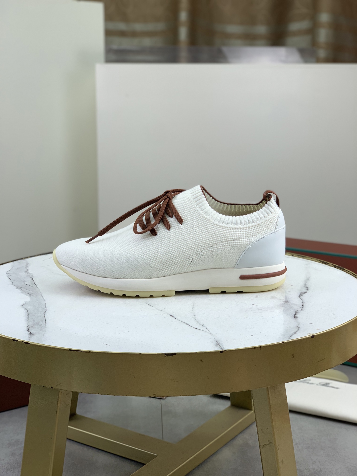 NO:887895,Top version of Loro Piana. Buy the original 1:1 copy of the top genuine grade. Founded the existing Loro Piana company on August 24, 2019. The family business is now in its sixth generation, providing top quality products to customers who are discerning about taste and quality. Imported original frosted cowhide fabric, made of plain calfskin inside. Hand-stitched thread with cowhide feet. Original packaging. Code number: 39-45 (customized in 46). Multiple colors available, loro  piana,cowhide19860909顶级版本 Loro Piana 顶级正品级购买原版1:1复制 于194月24日一手创立现有的Loro Piana公司.家族经营至今已是第六代,为讲求品味及对质量有要求的顾客提供上等的优质商品 进口原版磨砂牛皮面料 ,内里平纹小牛皮制成 手工缝制线配牛皮垫脚 原版包装 码数39-45（46定制） 多款颜色可选,,loro piana,cowhide,Men's shoes