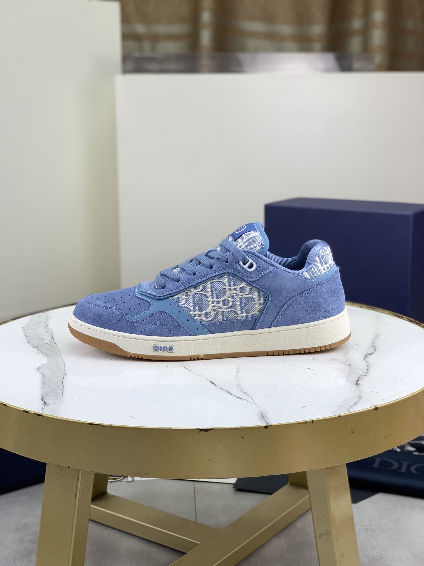 NO:888961,Top quality Dior sports shoes for couples. Top high-end version. Purchasing quality. Original development. Dior spring and summer new B27 sports shoes for couples are new products in the series. (Dior) B27 sports shoes. Original purchase. New presbyopia sports shoes in early spring. A favorite among major celebrities and Internet celebrities. The on-foot effect is very nice. B27 sports shoes made by Italian craftsmen have distinct layers and a unique three-dimensional effect to show modern and elegant style, comparable to Dior x.  AJ1, classic presbyopic embroidery elements are currently out of stock online. Original 1:1 last set at the counter. Perfect shoe shape. Dior's classic style. Carefully crafted from black smooth cow leather, decorated with beige and black Oblique printed panels on the sides. The shoelace eyelets in the shape of 'CD Icon' are clever and exquisite. The two-color rubber sole, rear shoe opening and heel are all equipped with brand signature details to enhance the style. The ankle is matched with Oblique  Printed laces, adjustable fit, complement the overall design. Fashionable and versatile, can add luster to various looks. Imported silk cowhide spliced with D embroidery printing; multi-color selection TPU outsole Size: men's 38-46 (men's 38, 45, 46 sizes are customized, non-returnable, non-refundable), dior, dior, sneakers, cowhide19860909顶级品质迪奥情侣款运动板鞋 顶级高端版本 代购品质 原版开发 迪奥春夏新款B27 情侣款运动鞋是该系列新品,（Dior）B27运动鞋,原版购入 早春新款老花运动板鞋 各大明星网红追捧的一款 上脚效果非常nice 由意大利工匠打造的B27运动板鞋 层次分明以别一格的立体效果展现摩登优雅格调,媲美Dior x AJ1,经典老花刺绣元素 目前全网断货 专柜原版1:1套楦 完美鞋型. Dior的经典款式.采用黑色光滑牛皮革精心制作,侧面饰以米色和黑色 Oblique 印花镶片.“CD Icon”造型的鞋带孔眼巧妙精致,双色橡胶鞋底、后侧鞋口和鞋跟处均带有品牌标志性细节,提升格调.脚踝处搭配 Oblique 印花系带,可调节贴合度,与整体设计相得益彰.时尚百搭,可为各式造型增光添彩.  进口丝绸牛皮拼接D刺绣印花；多色选 TPU大底 码数:男款38-46（男38、45、46码订做,不退不换）,,dior,dior,sneakers,cowhide,Men's shoes
