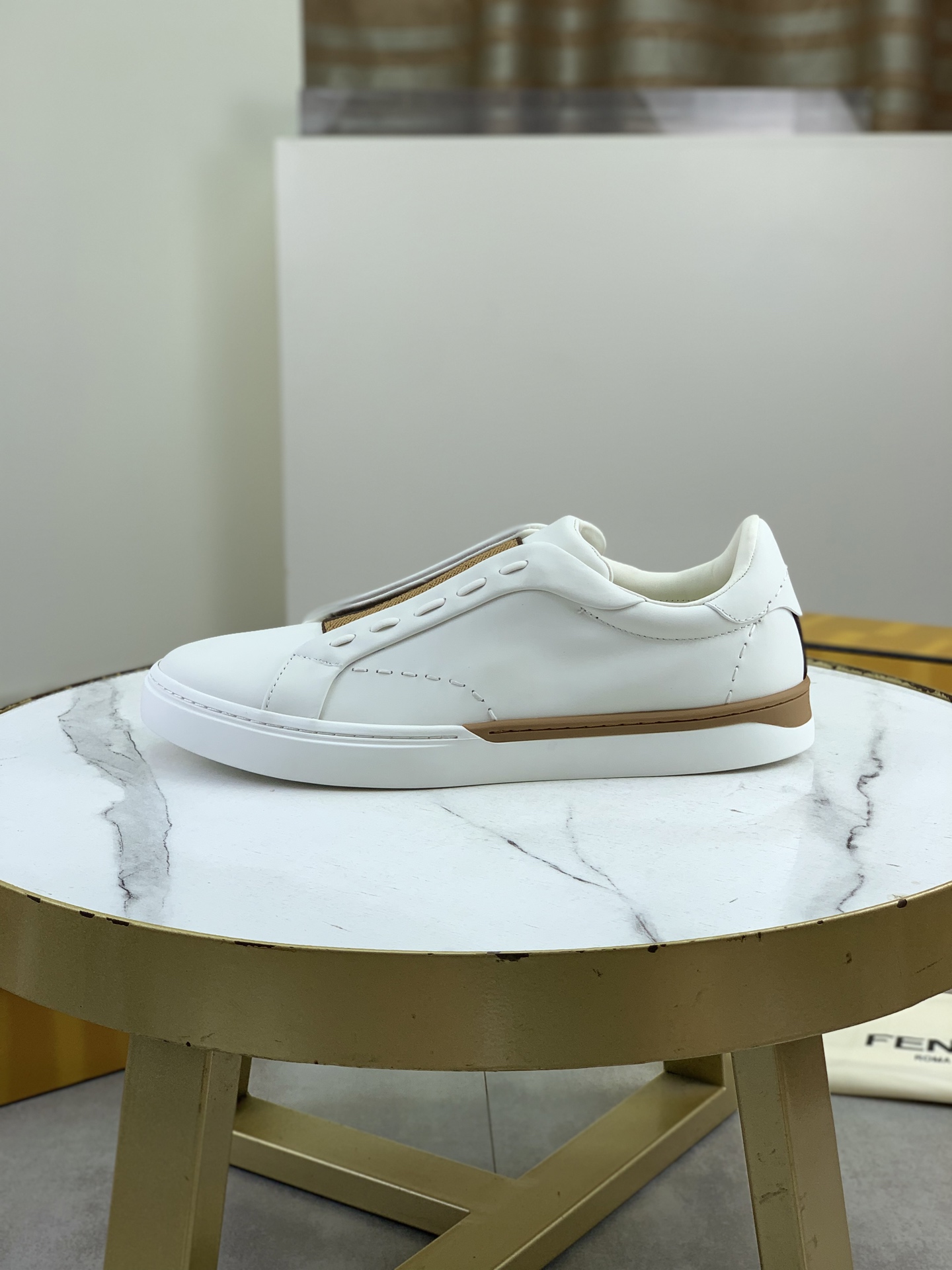 NO:897980,Top quality Fendi original version 1:1 top version - Fendi original imported cowhide casual sports shoes imported original towel developed in the season, original imported wear-resistant cowhide outsole; after countless adjustments, it was adjusted to the same perfect effect as the original version, and the matching is more personalized. A must-have for trendy men. Private code number male 39-44 (45 custom-made) 2 colors available, fendi, cowhide19860909顶级品质芬迪 原版 1:1顶级版本———芬迪 原板进口牛皮休闲运动休闲鞋进口原版毛巾里季开发,原版进口耐磨牛皮大底；经历无数次调整,才调整出原版一样如此完美的效果,搭配更显个性哦潮男必备私码数男39-44（45 定做） 2款颜色可选,,fendi,cowhide,Men's shoes