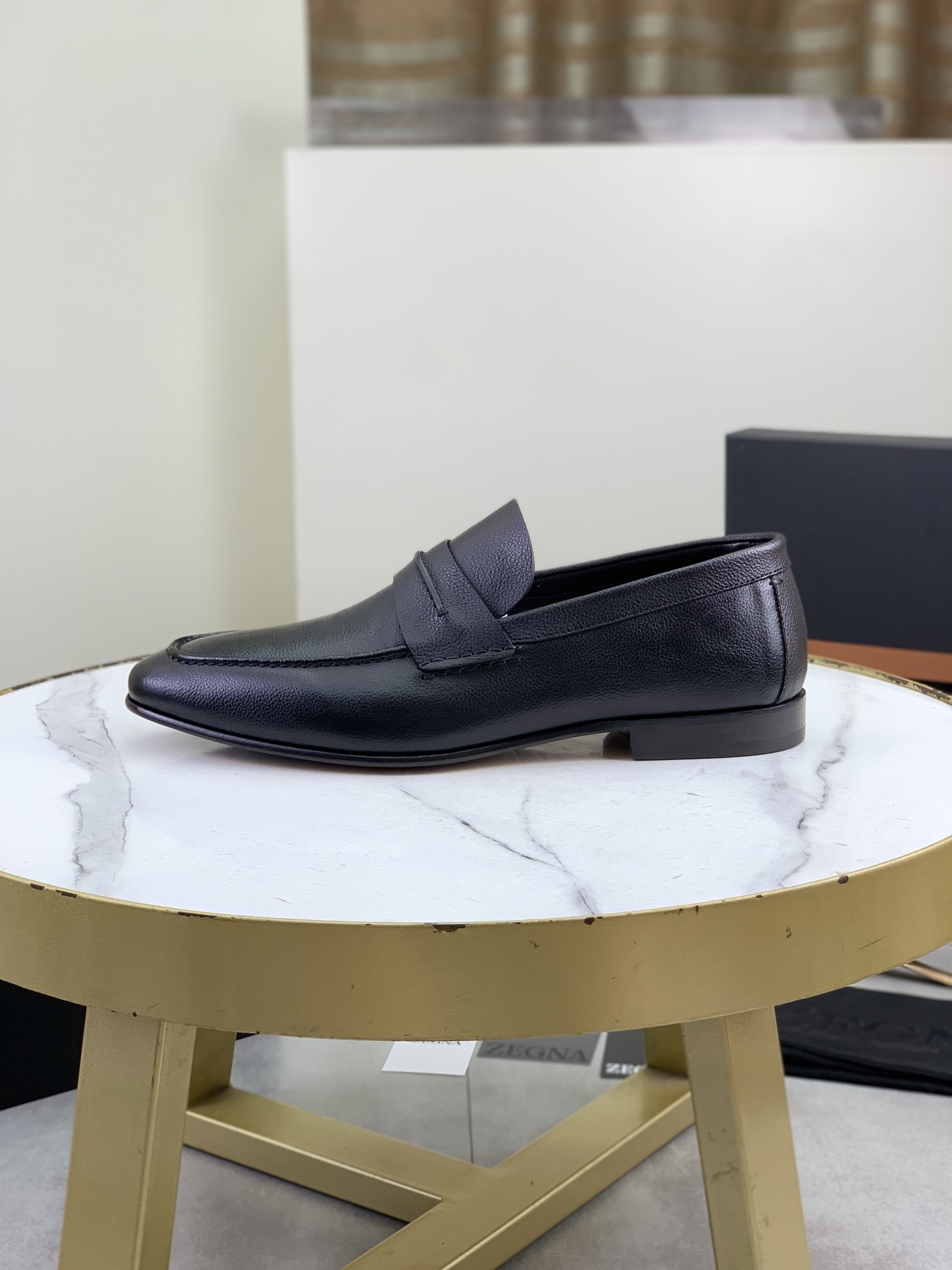 NO:897984,Zegna Men's Mocassin loafers. These loafers are made of very soft grained cowhide and velvet cowhide. They have a classic and elegant silhouette. The upper shows charming and delicate light and shadow. The front is embellished with a hand-sewn ribbon that symbolizes the '232 Highway brand logo'. It is equipped with a genuine leather sole made of injection molded rubber and a full cowhide lining. The upper foot is soft and comfortable, and the style is simple and elegant. Comes with a full set of original packaging dust bag shoehorn!  Code number 39-40-41-42-43-44-45 Standard code 38 45 order,,zegna,loafers,cowhide19860909Zegna/杰尼亚 男士Mocassin乐福鞋 这款乐福鞋采用十分柔软的粒面牛皮和丝绒牛皮革打造,经典优雅轮廓,鞋面展现出迷人细腻的光影,正面点缀象征性“232公路品牌标识”的手缝饰带,搭配以注塑橡胶的真皮鞋底,全牛皮内里垫脚.上脚柔软舒适,款式简约大气.配全套原包装防尘袋鞋拔！ 码数39-40-41-42-43-44-45 标准码 38 45 订,,zegna,loafers,cowhide,Men's shoes