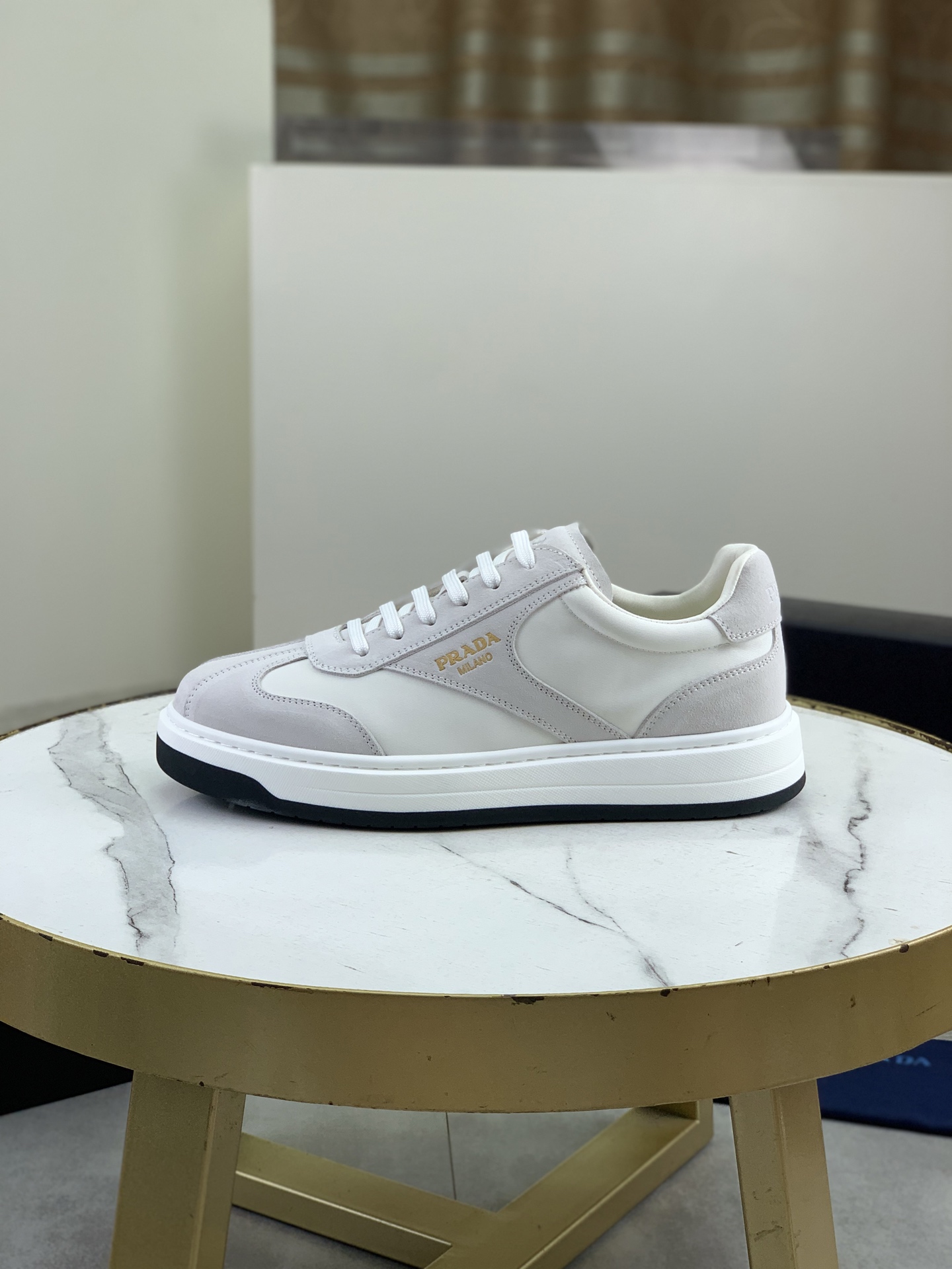 NO:898376,Top version original order PRADA Prada's new casual sports shoes. Original purchase and development. Prada men's classic series. Technical breathable fabrics with cowhide. Casual sports shoes. Casual sports dad shoes combine high-tech breathable materials with cowhide. P's exclusive button decoration on the side. The outsole is full of P italic design and bright colors to show vitality and continue the brand design inspiration. Walking lightly in the city, feel unrestrained and comfortable. Beautiful packaging at the delivery counter. Fabric original custom calfskin.  Lined with cowhide, lining with cowhide feet, outsole made of PU+TPU material, size men's 38-44 (45 can be customized), multiple colors available, prada, prada, sneakers, cowhide19860909顶级版本 原单 PRADA 普拉达新款休闲运动鞋 原版购入开发 做货 普拉达家男士经典系列 科技透气面料搭配牛皮 休闲运动鞋 休闲之履运动老爹鞋结合高科技透气材质与牛皮,侧面P家专属纽扣装饰 大底满满P斜体设计和鲜艳色彩展现活力,延续品牌设计灵感.轻盈漫步都市,感受无拘舒适. 配送专柜精美包装 面料原版定制小牛皮 内里牛皮内里牛皮垫脚 大底开模抽空PU+TPU材质 Size 男款38-44（45可以定做） 多款颜色可选,,prada,prada,sneakers,cowhide,Men's shoes