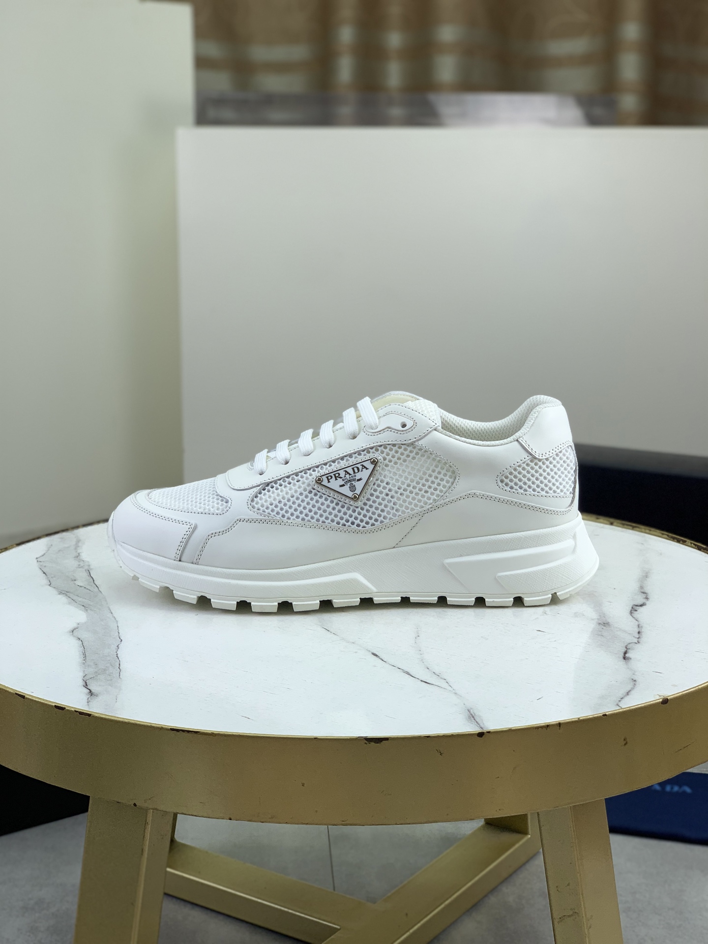 NO:898382,Top version original order PRADA Prada's new casual sports shoes. Material: white cowhide with white mesoporous mesh. White mesh lining. Outsole is single-color lightweight TPR, lightweight. Non-slip. Durable. Foot pads are highly elastic foamed PU+ cowhide, movable. Logo brand metal triangle logo embellishment. Features. The front half is made of single-layer mesh and soft cowhide. The version is soft, comfortable and breathable, the first choice for spring and summer.  Size 38-45, prada, prada, sneakers, cowhide19860909顶级版本 原单 PRADA 普拉达新款休闲运动鞋 材质白色牛皮搭配白色中孔网 里皮白色网里 大底单色轻质TPR,轻便.防滑.赖磨 垫脚高弹发泡PU+牛皮,活动型 标志品牌金属三角标点缀, 特点 前半部全部采用单层网面和软面牛皮搭  配,版型柔软舒适透气,春夏首选 码数38—45码,,prada,prada,sneakers,cowhide,Men's shoes