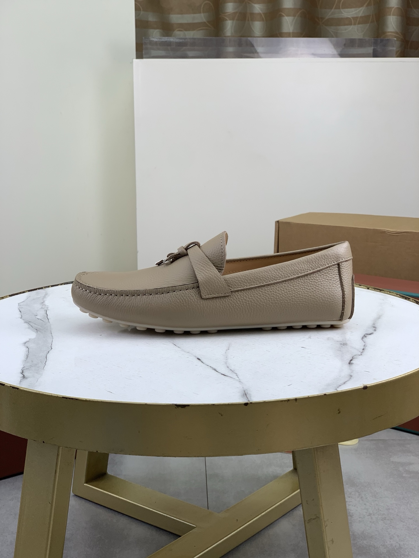 NO:930134,Top version of Loro Piana. Buy the original 1:1 replica of Doudou shoes. Founded the existing Loro Piana company on March 24, 2019. It is the sixth generation of family business and provides high-quality products to customers who are discerning about taste and quality. Imported original frosted cowhide fabric, made of plain calfskin inside. Hand-stitched thread with cowhide feet. Original full set of packaging. Airplane box size 39-45. Multiple colors available, loro  piana,cowhide19860909顶级版本 Loro Piana 顶级正品级购买原版1:1复制豆豆鞋 于194月24日一手创立现有的Loro Piana公司.家族经营至今已是第六代,为讲求品味及对质量有要求的顾客提供上等的优质商品 进口原版磨砂牛皮面料 ,内里平纹小牛皮制成 手工缝制线配牛皮垫脚 原版全套包装 飞机盒 码数39-45 多款颜色可选,,loro piana,cowhide,Men's shoes