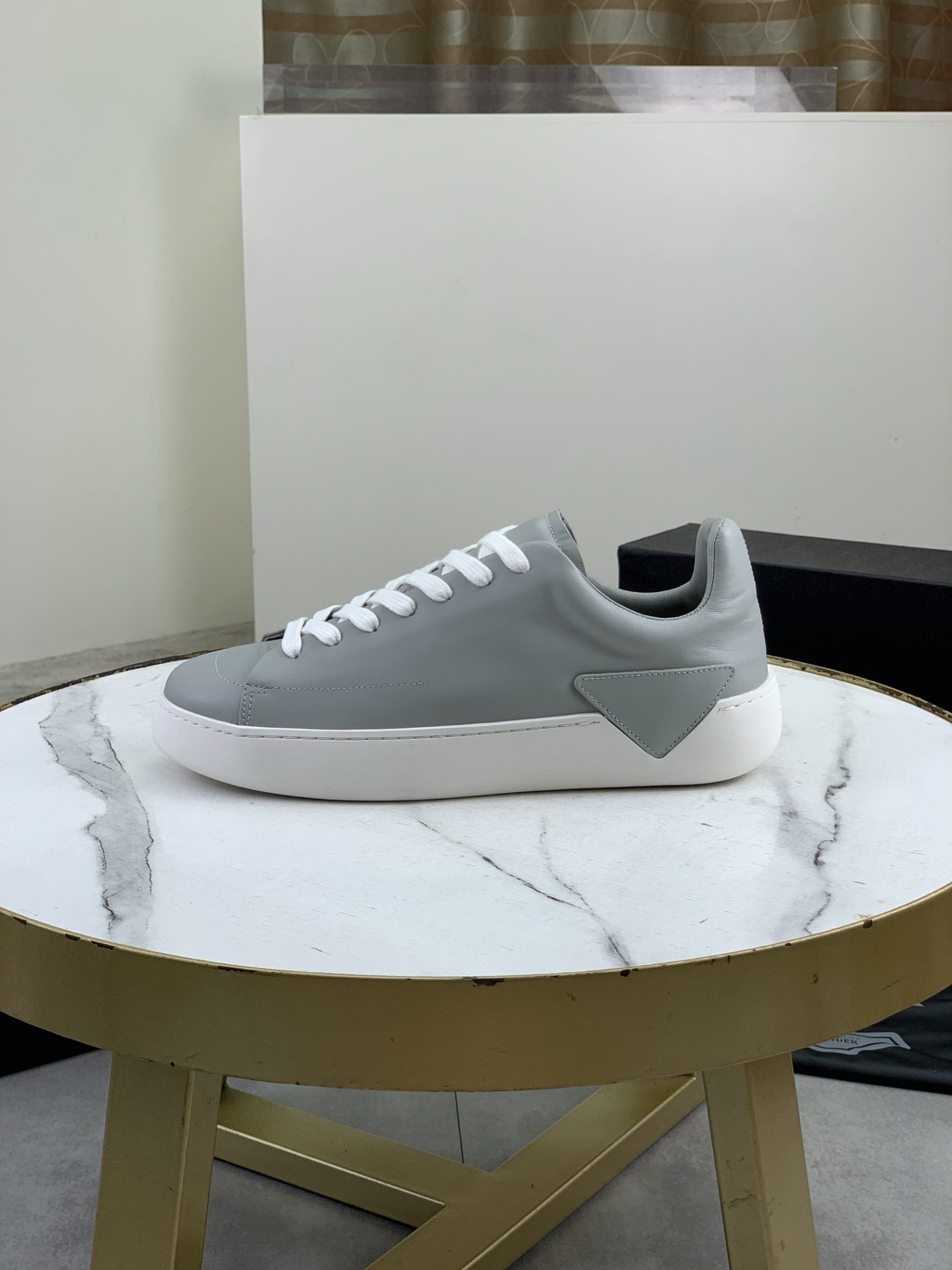 NO:930142,Top version original order PRADA Prada's new casual sports shoes are made of high-end cowhide imported from Italy. The lining is white mesh. The outsole is single-color lightweight TPR, light, non-slip and wear-resistant. The foot pads are highly elastic foamed PU+ cowhide, movable. The brand's logo is embellished with metal triangles. Features: The front half is made of single-layer mesh and soft cowhide. The version is soft, comfortable and breathable, the first choice for spring and summer.  Size 38-46,,prada,prada,sneakers,cowhide19860909顶级版本 原单 PRADA 普拉达新款休闲运动鞋 材质意大利进口高端牛皮 里皮白色网里 大底单色轻质TPR,轻便.防滑.赖磨 垫脚高弹发泡PU+牛皮,活动型 标志品牌金属三角标点缀, 特点 前半部全部采用单层网面和软面牛皮搭  配,版型柔软舒适透气,春夏首选 码数38—46,,prada,prada,sneakers,cowhide,Men's shoes