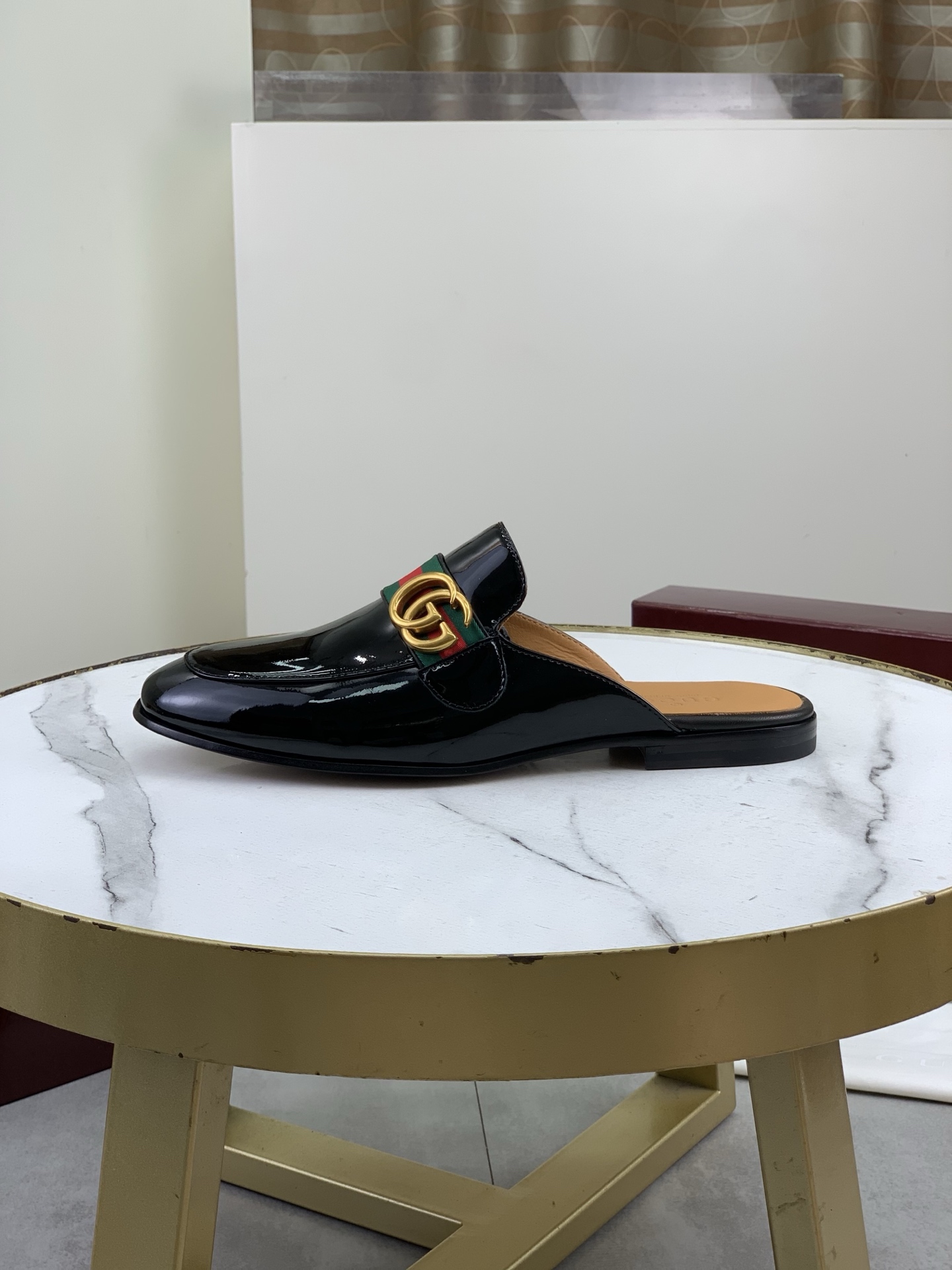 NO:953979,Top version (original high-end genuine leather outsole) Brand [GUCCi Gucci] Gucci's new business formal casual semi-slip shoes Standard men's size 39-45 (38 46 needs to be customized) Grade the same as the official website Original quality Material original calfskin Water-dyed cowhide lining Original leather outsole Style category Men's fashion Formal casual leather shoes Slip-on men's shoes series Young fashion European and American trends British style Casual matching Comfortable on the feet. Various colors available. Actual picture, gucci, gucci, cowhide, Leather soles19860909顶级版本（原版高级真皮大底） 品牌【 GUCCi 古奇】古驰新款商务正装休闲半拖皮鞋 标准码男码39–45（38 46需定做） 等级官网同款 原单品质 材料原版小牛皮 水染牛皮内里 原版真皮大底 款式类别男士时尚 正装休闲皮鞋 套脚款男鞋系列 年轻时尚 欧美潮流 英伦风格 随意搭配 脚感舒適 颜色多款颜色可选实物图,,gucci,gucci,cowhide,Leather soles,Men's shoes