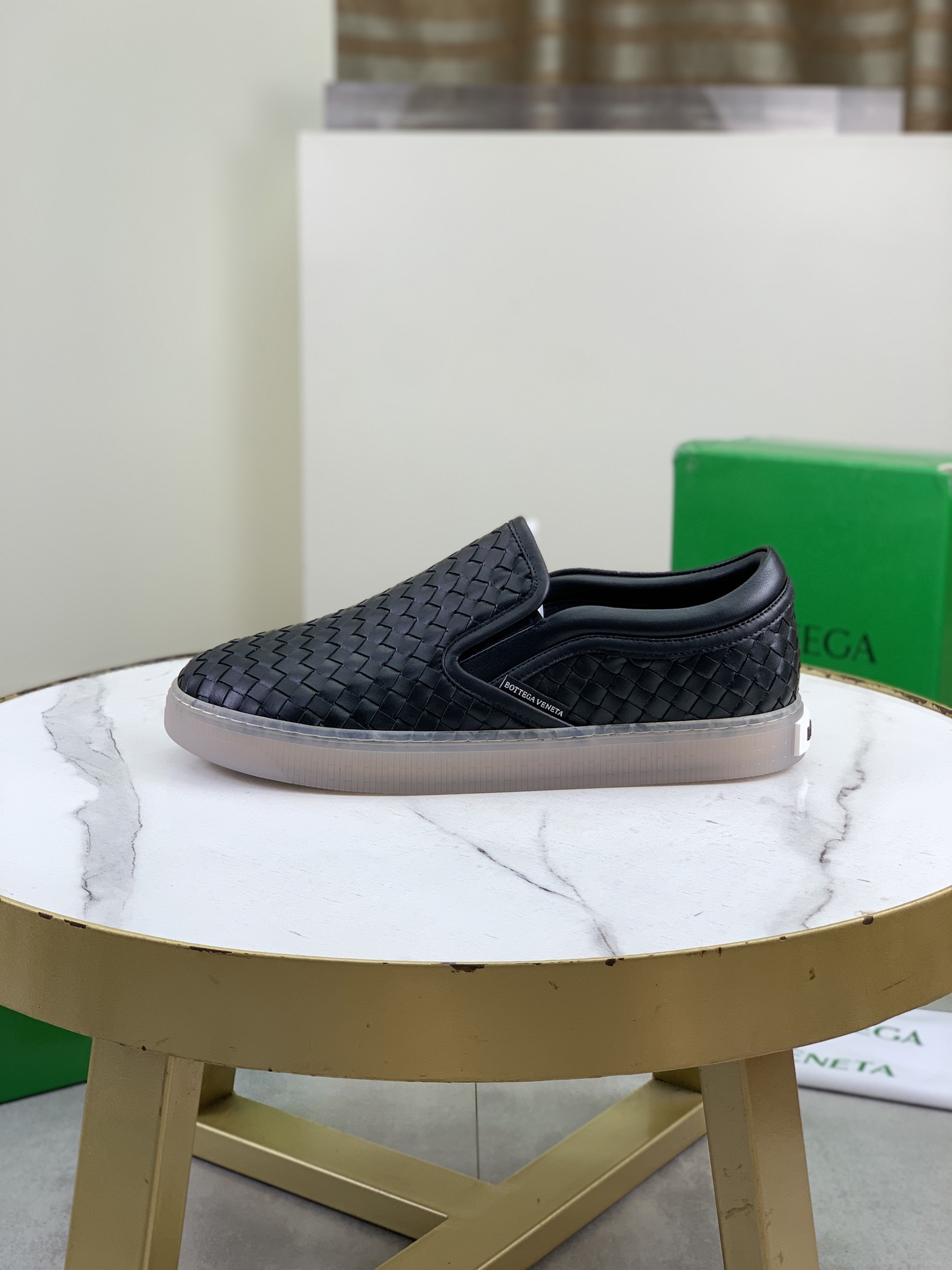 NO:954001,Top quality BOTTEGA VENETA official website synchronizes the latest model for couples. Top version of the highest version of BV high-top casual shoes in the market. Accept material comparison, shoe type comparison and process comparison. Practical and textured, versatile, suitable for any occasion, the more you look at it, the more flavorful it becomes. Pure hand-weaving process - Upper material, imported original braided calfskin - High-quality water-dyed cowhide lining - Original private model customized outsole -Size male 39-44 (38 45 46 custom-made)  Comes with original BV green box, complete packaging.,,bottega veneta,bottega veneta,cowhide19860909顶级品质 BOTTEGA VENETA官网同步情侣最新款 顶级版市场最高版本的BV高帮休闲鞋, 接受材质对比 鞋型对比 工艺对比 实用又有质感·百搭适用任何场合、越看越有味道.纯手工编织工艺 -鞋面材质,进口原版编制小牛皮 -内里优质水染牛皮 -原版私模定制大底 -Size男39-44（38 45 46定做） 配原版BV绿盒,全套包装.,,bottega veneta,bottega veneta,cowhide,Men's shoes