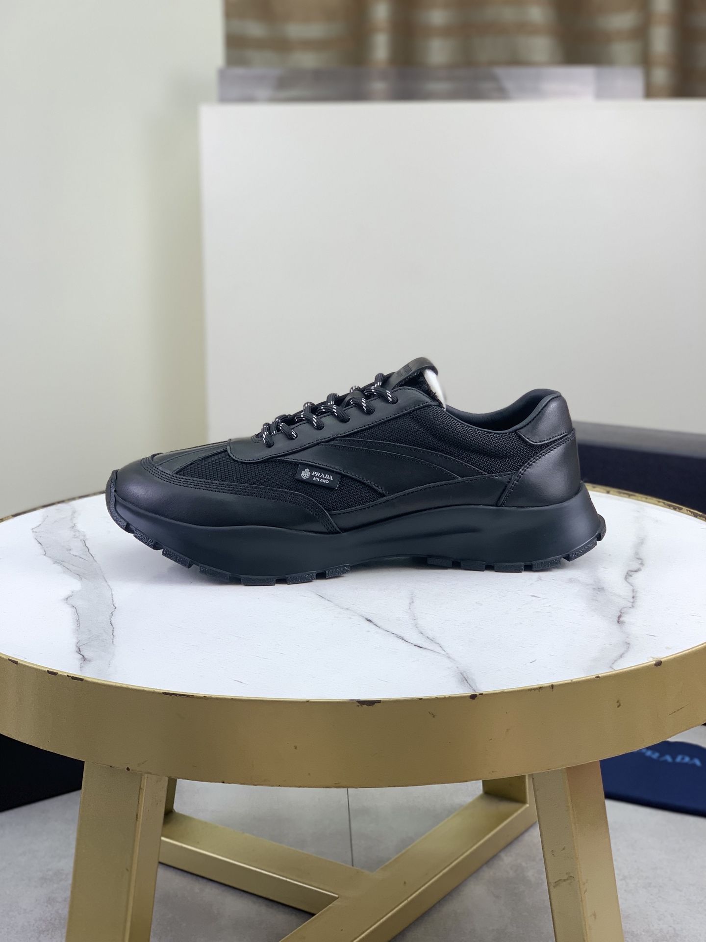 NO:953990,Top version original order PRADA Prada's new casual sports shoes. Material: white cowhide with white mesoporous mesh. White mesh lining. Outsole is single-color lightweight TPR, lightweight. Non-slip. Durable. Foot pads are highly elastic foamed PU+ cowhide. Movable. Logo brand metal triangle logo embellishment. Features: The front half is made of single-layer mesh and soft cowhide. The version is soft, comfortable and breathable, the first choice for spring and summer.  Size 38-45,,prada,prada,sneakers,cowhide19860909顶级版本 原单 PRADA 普拉达新款休闲运动鞋 材质白色牛皮搭配白色中孔网 里皮白色网里 大底单色轻质TPR,轻便.防滑.赖磨 垫脚高弹发泡PU+牛皮,活动型 标志品牌金属三角标点缀, 特点 前半部全部采用单层网面和软面牛皮搭  配,版型柔软舒适透气,春夏首选 码数38—45,,prada,prada,sneakers,cowhide,Men's shoes