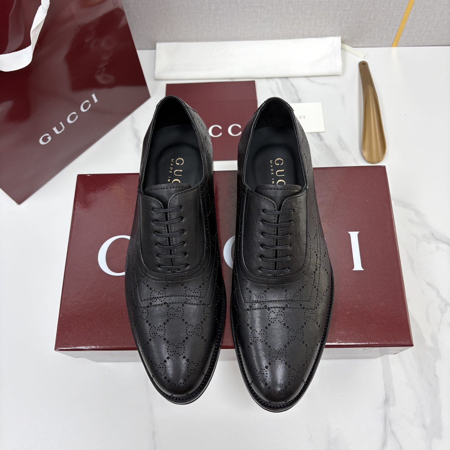 NO:954784,Factory GUCC* Gucci's new men's dress shoes, Derby shoes, are a choice that balances elegance and practicality. The shoe body is made of fine and shiny imported cowhide open-edge brick bright leather, which is soft to the touch while maintaining a stiff shape. The texture is high-end and durable. The classic lace-up Derby shoe shape is suitable for a variety of occasions, and the side of the shoe is embellished with the brand's iconic punched G  Flower details, double-route lines on the upper, low-key and recognizable, not too ostentatious but very stylish. Original genuine leather embossed outsole with composite rubber backing, comfortable and non-slip!  The soles are printed with iconic patterns. From a practical point of view, the texture increases friction and makes walking more stable. From a design perspective, it is an extension of the brand recognition, and every step quietly declares the fashion affiliation. The lining of the shoes is soft water-dyed cowhide lining, which is comfortable to fit on the foot!  Whether you prefer a minimalist and neat commuting style, or a casual style with a retro accent, this pair of shoes can be a 'not stealing the show but adding points' to the style. It is a practical item that is good-looking and easy to wear - it has the texture and recognition of a luxury brand without an overly exaggerated design. It can accompany you in most daily and formal occasions. It is an 'evergreen style' that you will wear frequently and like every time you buy it.  Standard code number 39～44# (38.45.46 customized),,gucci,cowhide19860909工厂 GUCC* 古-驰 新品男士正装鞋德比鞋鞋型,是优雅与实用的平衡之选.选用细腻有光泽的进口牛皮开边砖亮皮打造鞋身,触感柔软同时保持挺括型态,质感高级又耐穿.经典的系带德比鞋型适配多种场合,鞋侧点缀品牌标志性的冲孔 G 花细节,鞋面双走线线条,低调中藏着辨识度,不会过于张扬却很有格调.原版真皮压花 大底复合橡胶底片 舒适且防滑 ！鞋底印有标志性的图案,从实用角度看,纹路增加摩擦力,行走更稳；从设计层面,是品牌辨识度的延伸,每一步都在悄然宣告时尚归属 .鞋内里是柔软的水染牛皮衬里,上脚贴合舒适！ 不管你是偏爱极简利落的通勤风,还是带点复古腔调的休闲风,这双鞋都能成为造型里“不抢戏但加分”的存在.好看又好穿的实用型单品——既有奢侈品牌的质感和辨识度,又没有过度浮夸的设计,能陪你应对大部分日常和正式场合,属于买了就会经常穿、越穿越喜欢的“常青款”. 标准码数39～44#（38.45.46定做）,,gucci,cowhide,Men's shoes
