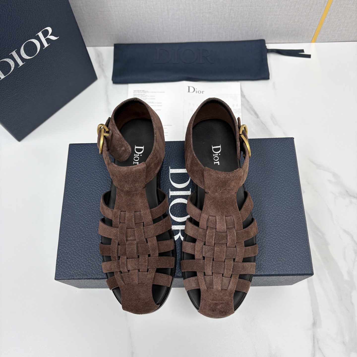 NO:954791,CD Home New Product Dio*r Classic Braided Roman Fisherman Sandals | Retro Light Luxury Versatile Style for All Seasons Made of multi-channel imported cow leather hand-cross braided, with a hollow cage-shaped toe design, which can protect toes from bumping, the hollow structure is breathable and not stuffy, and will not accumulate sweat when worn in spring and summer; the weaving pattern is neat and three-dimensional, each leather strip is evenly spliced, the visual layer is full, low-key and not exaggerated!  Gold round buckle and matte silver metal buckle are matched with two hardware accessories  .The footbed is fully padded with first-layer cowhide, with its own brand embossed brand logo. It is soft and fits the arch of the foot, with slight cushioning. The sense of luxury is hidden in the details. It will not feel sticky when worn on bare feet, and will not make you sweat after long walks. The outsole adopts a segmented two-color leather outsole + leather welt + rubber backing. The forefoot has leather anti-slip texture, and the heel has thickened wear-resistant rubber to increase grip.  ; The flat bottom does not tire your feet, and you can stand for long periods of time or commute without stress or sprained feet. The welts are neatly designed to reinforce the structure of the shoe body, making it durable and difficult to peel off. Continuing the brand's century-old French retro aesthetics, the 90s Roman woven shoe shape combines traditional hand-knitting techniques with modern comfortable shoe structures to create light luxury commuter sandals that are both stylish and practical.  Standard code number 39～44# (45.46.47 customized), dior, dior, sandals, espadrilles, cowhide, Leather soles19860909CD家新品 迪-奥 Dio*r 经典编织罗马渔夫凉鞋｜复古轻奢四季百搭款 采用多道进口牛皮革手工交叉编织,镂空笼型包头设计,既能保护脚趾避免磕碰,镂空结构透气不闷脚,春夏穿不积汗；编织纹路工整立体,每一处皮条拼接均匀,视觉层次饱满,低调不浮夸！金色圆形扣、哑光银色金属扣两种五金配件搭配 .鞋床为头层牛皮全衬垫,自带品牌压印品牌标识,脚踩柔软贴合足弓,自带轻微缓冲；高级感藏于细节,裸脚穿不闷黏,久走不闷汗.外底采用分段式双色真皮大底+真皮沿条+橡胶底片,前掌真皮防滑纹路,后跟加厚耐磨橡胶增加抓地力；平底不累脚,久站、通勤走路无压力,不崴脚.沿条工整车线,加固鞋身结构,耐穿不易开胶.延续品牌百年法式复古美学,90年代罗马编织鞋型,将传统手工编织工艺与现代舒适鞋履结构融合,打造兼具格调、实穿性的轻奢通勤凉鞋. 标准码数39～44#（45.46.47定做）,,dior,dior,sandals,espadrilles,cowhide,Leather soles,Men's shoes