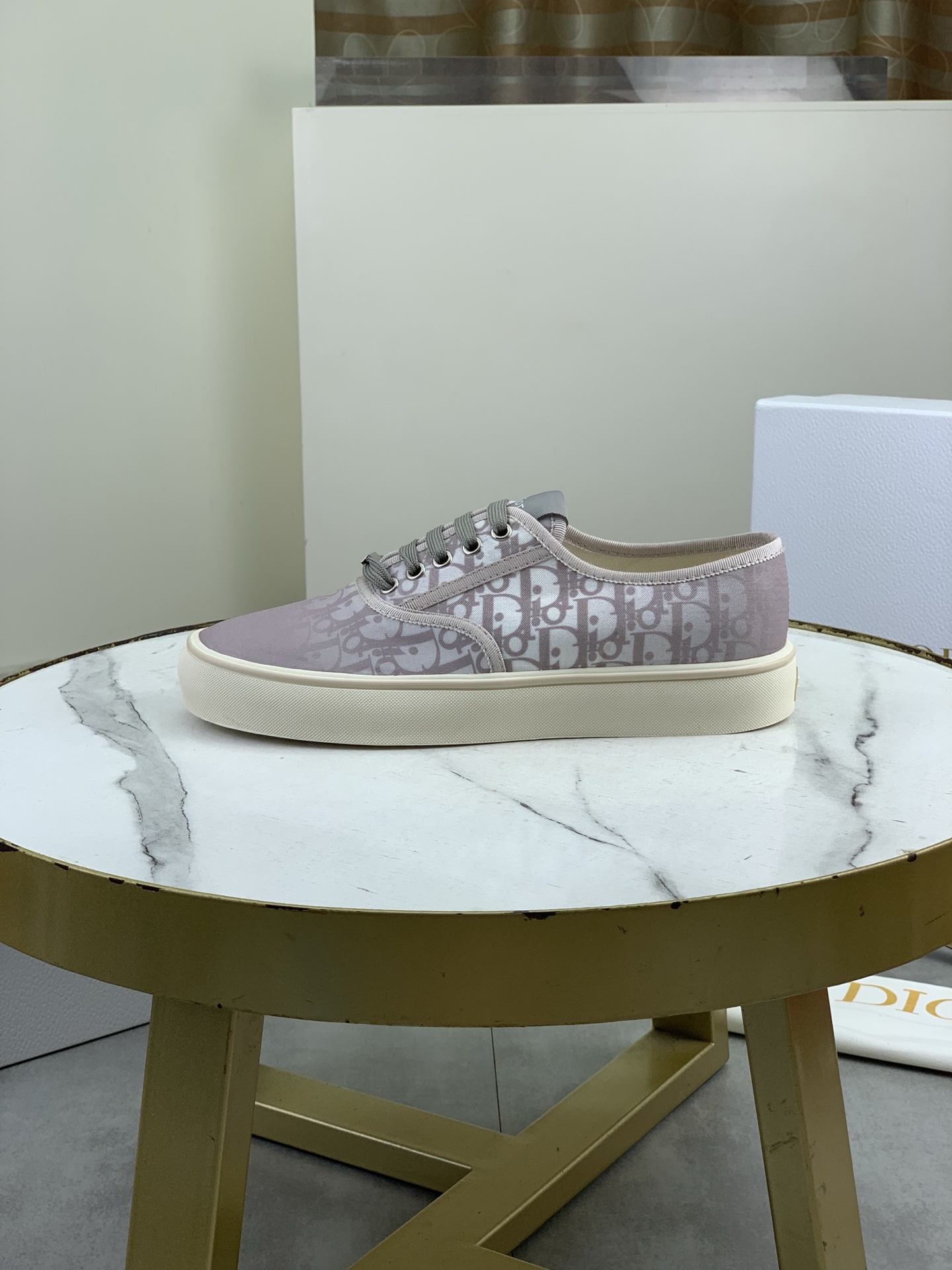 NO:955429,The top version of Dior Chrono high version sports running shoes is new, in white and black fly woven series. It is decorated with computer-printed CD logo on both sides, star patch on the tongue and Dior logo on the heel. Many details highlight the style.  The lining is matched with the original color mesh, and the interior of the body is supported by low-temperature shaping sheets, and is filled with light feather cotton to keep the lining full and soft. The exclusive open-molded outsole adopts a one-piece molding process, so there is no need to consider the problem of the sole decorative accessories opening and falling off, and it is light, comfortable and strong and wear-resistant. The two-color shoelaces are decorated with exquisite metal five-pointed star pendants, always creating a high-end trendy casual look. Size 39-45 Top packaging, dior, dior19860909顶级版本 迪奥Dior Chrono 高版本运动跑步鞋 新品,以白色和黑色飞织系列 两侧饰以电脑打印 CD 标志、鞋舌上的星星补丁和鞋跟的 Dior 标志,诸多细节彰显格调. 内里搭配原版配色网布,大身内部采用低温定型片整体支撑,并填充轻羽棉保持内里饱满柔软贴脚.独家开模大底采用一体成型工艺,不用考虑鞋底装饰配件开胶掉落等问题,且穿着轻盈舒适又坚固耐磨,双色鞋带配饰精致的金属五角星吊坠,时刻打造高端潮流休闲造型. 码数39-45 顶级包装,,dior,dior,Men's shoes