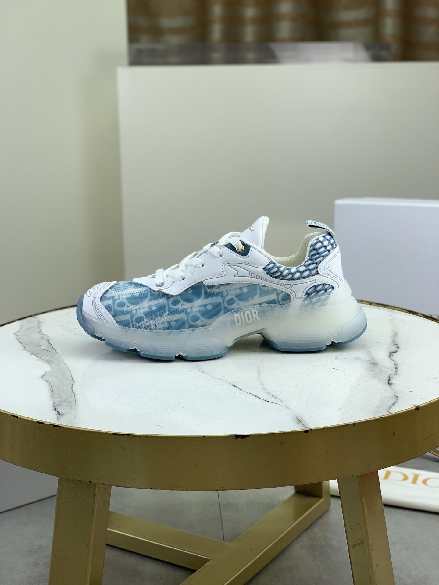 NO:955436,The top version of Dior Chrono high version sports running shoes is new, in white and black fly woven series. It is decorated with computer-printed CD logo on both sides, star patch on the tongue and Dior logo on the heel. Many details highlight the style.  The lining is matched with the original color mesh, and the interior of the body is supported by a low-temperature shaping sheet, and is filled with light feather cotton to keep the lining full and soft to the feet. The exclusive open-molded outsole adopts a one-piece molding process, so there is no need to consider the problem of the sole decorative accessories opening and falling off.19860909顶级版本 迪奥Dior Chrono 高版本运动跑步鞋 新品,以白色和黑色飞织系列 两侧饰以电脑打印 CD 标志、鞋舌上的星星补丁和鞋跟的 Dior 标志,诸多细节彰显格调. 内里搭配原版配色网布,大身内部采用低温定型片整体支撑,并填充轻羽棉保持内里饱满柔软贴脚.独家开模大底采用一体成型工艺,不用考虑鞋底装饰配件开胶掉落等问题,且穿着轻盈舒适又坚固耐磨,双色鞋带配饰精致的金属五角星吊坠,时刻打造高端潮流休闲造型. 码数35-39（40 41定制）顶级包装,,dior,dior,Men's shoes