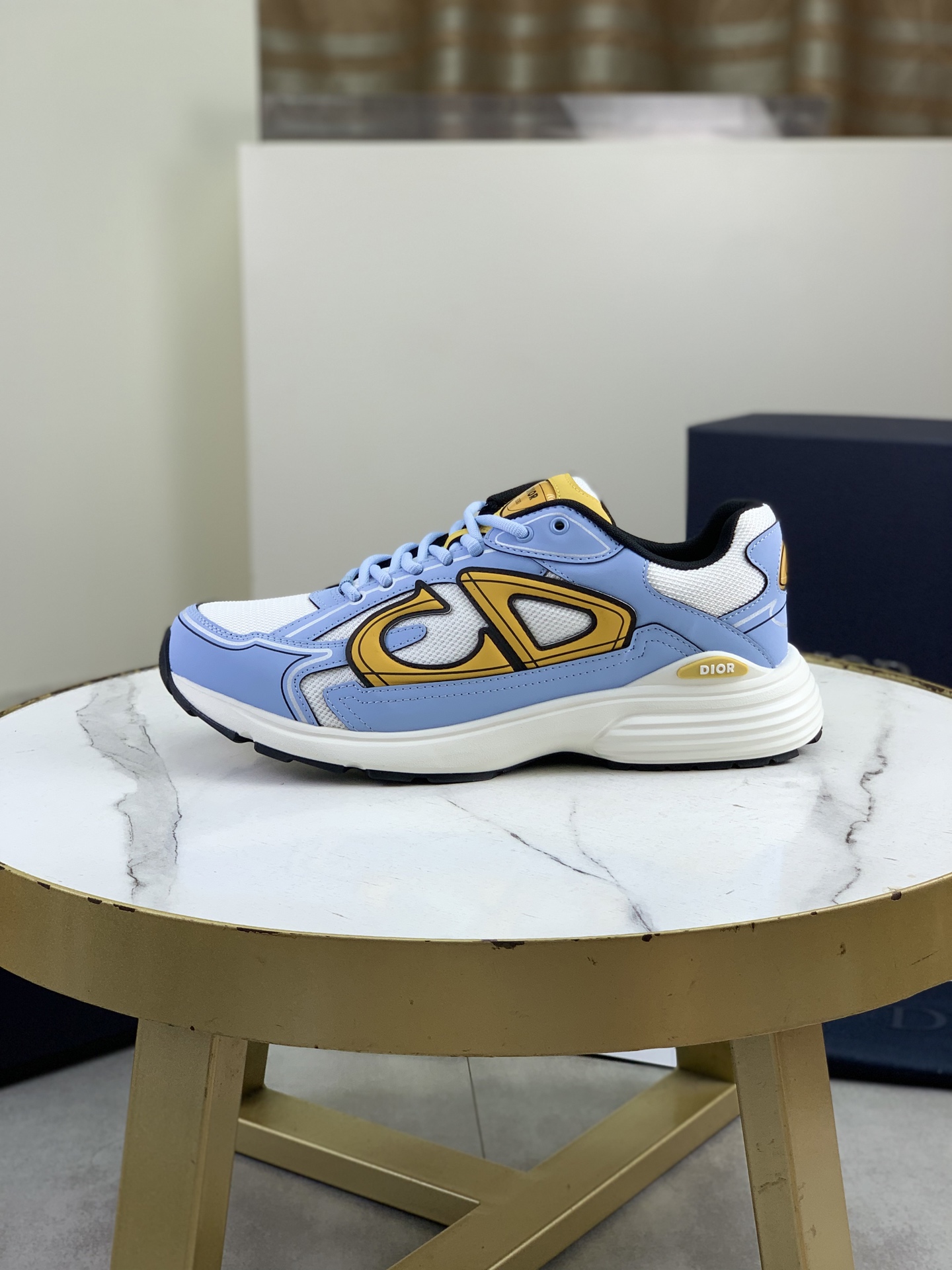 NO:955443,Top quality DIOR Dior men's B30 upgraded version low-top sneakers joint series  Newly launched this season, the B30 low-top sneakers are one of the flagship styles of the series. They are carefully crafted with a cowhide upper spliced with mesh fabric and white technical fabric, and are decorated with reflective CD30 graphic logos. The heels and tongues are marked with B30 and CD30 logos. The extra-light sculpted rubber soles are paired with iconic embellishments to enhance the style. Internal stretch details create an ideal and comfortable wearing experience that can be matched with all kinds of casual looks. Demonstrating a fashionable and modern sports style.  Size:39-45 (Note 38 46 customized),,dior,dior,sneakers,cowhide19860909顶级品质 DIOR迪奥男款 B30升级版 低帮运动鞋联名系列 本季全新推出的这款B30低帮运动鞋是该系列的旗舰款式之一.采用牛皮鞋面拼接网眼织物和白色科技面料精心制作,饰以反光CD30图形标志.鞋跟和鞋舌以B30和CD30标志,格外轻盈的雕刻效果橡胶鞋底搭配标志性的点缀提升格调,内部弹力细节塑造理想的舒适穿着体验,可与各式休闲造型搭配.彰显时尚现代的运动风范 Size:39-45（注38 46定做）,,dior,dior,sneakers,cowhide,Men's shoes