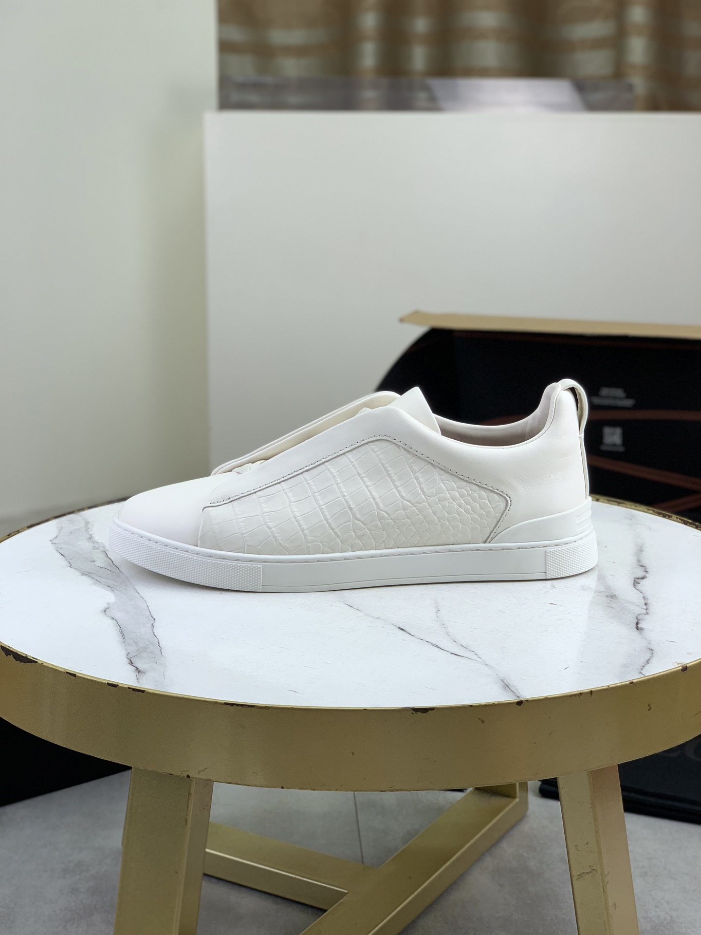 NO:955564,Ermenegildo Zegna ZEGNA XXX logo details, interpreting the brand's classic style. Details: Iconic XXX cross elastic on the instep, new waterproof canvas fabric, double-sided high-elastic foam reverse calfskin lining on the collar, microfiber lining on the shoe body. Lasting method of the car midsole, easy on and off foot cross elastic band and 3D 'ripple' design. Brand name decoration on the tongue. Lightweight high-elastic rubber foam sole, TPU XXX on the heel Decorative strips, shoe body hollow glue method, circumferential outsole stitching. Made in Italy, denim blue/chestnut brown/rope color, six colors included. 39/40/41/42/43/44 (customized for 46, 45) standard leather shoe size. Counter packaging, comes with shoe storage bag, zegna, sneakers, cowhide19860909Ermenegildo Zegna 杰尼亚 ZEGNA XXX系列帆布 TRIPLE STITCH 防水运动鞋 Triple Stitch 是一款精致的休闲运动鞋,饰有标志性三重交叉松紧细节,灵感源于三重手缝线迹造型,彰显了杰尼亚的悠久传承.全新帆布鞋款风格别致,饰有标志性XXX撞色松紧细节.此款套穿运动鞋穿着舒适,搭配轻盈橡胶外底,后跟饰有 Ermenegildo Zegna XXX 标识细节,诠释品牌经典格调. 细节:脚背标志性XXX交叉松紧,全新防水帆布面料,领口加贴双面高弹泡棉反车小牛皮内裡,鞋身微纤维衬裡.车中底套楦做法,易穿脱套脚交叉松紧带和 3D“波纹”设计.鞋舌装饰品牌名称.轻便高弹橡胶发泡鞋底,后跟加贴 TPU XXX 饰条,鞋身空胶做法,周圈加车大底缝线. 意大利制造 丹宁蓝/栗棕色/绳色,六色入 39/40/41/42/43/44（46、45订做）标准皮鞋尺码 专柜包装,随附鞋履收纳袋,,zegna,sneakers,cowhide,Men's shoes