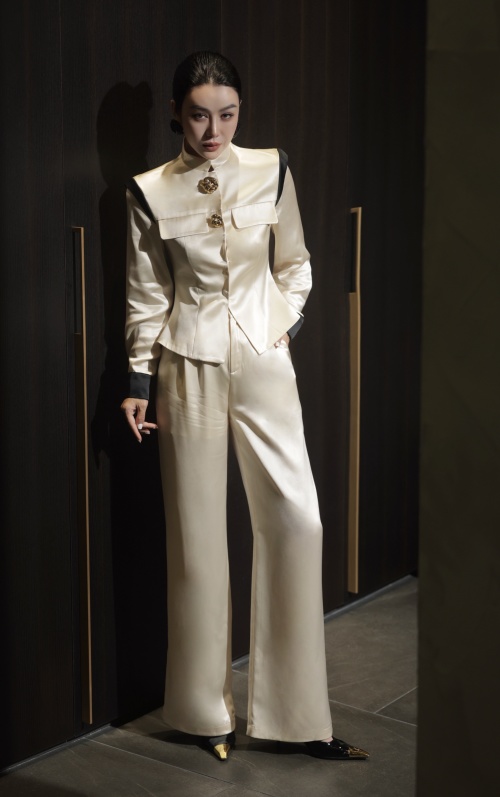 Elegant Acetate Suit Set with Color Block Design and Gold Button Accents 1 Elegant Acetate Suit Set with Color Block Design and Gold Button Accents