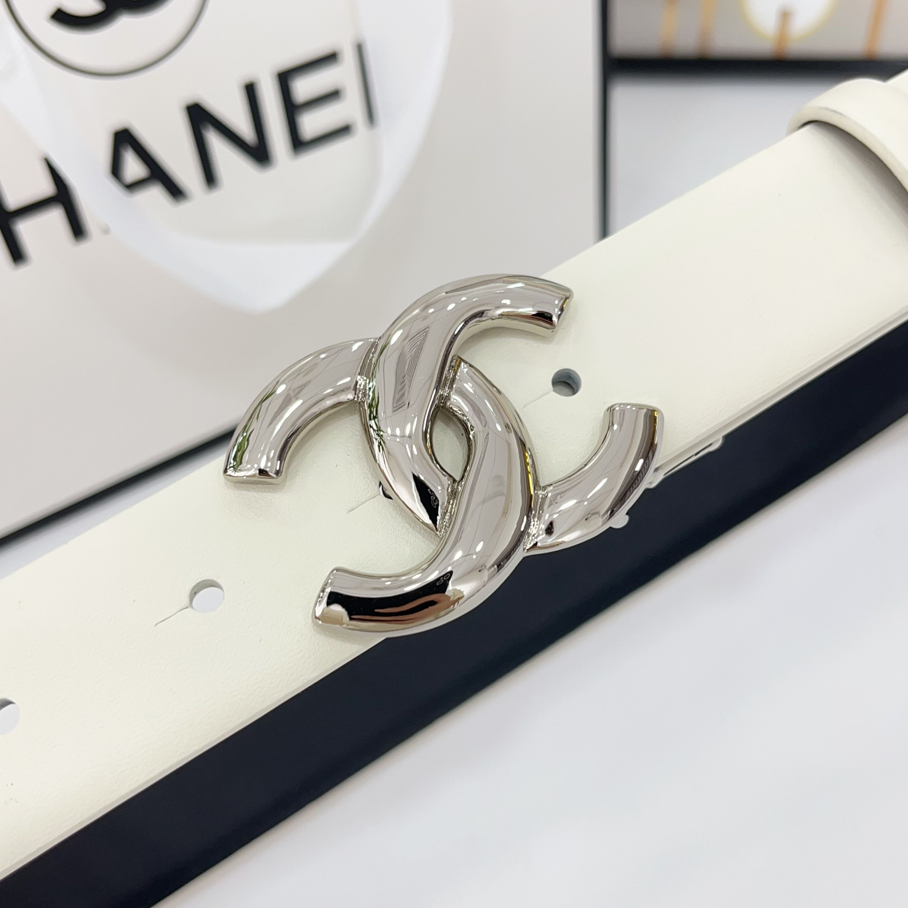  Chanel香奈儿
双面头层小牛皮 原厂皮料订制  质感柔软 做工精细 搭配铜扣 时尚百搭
精品宽度：