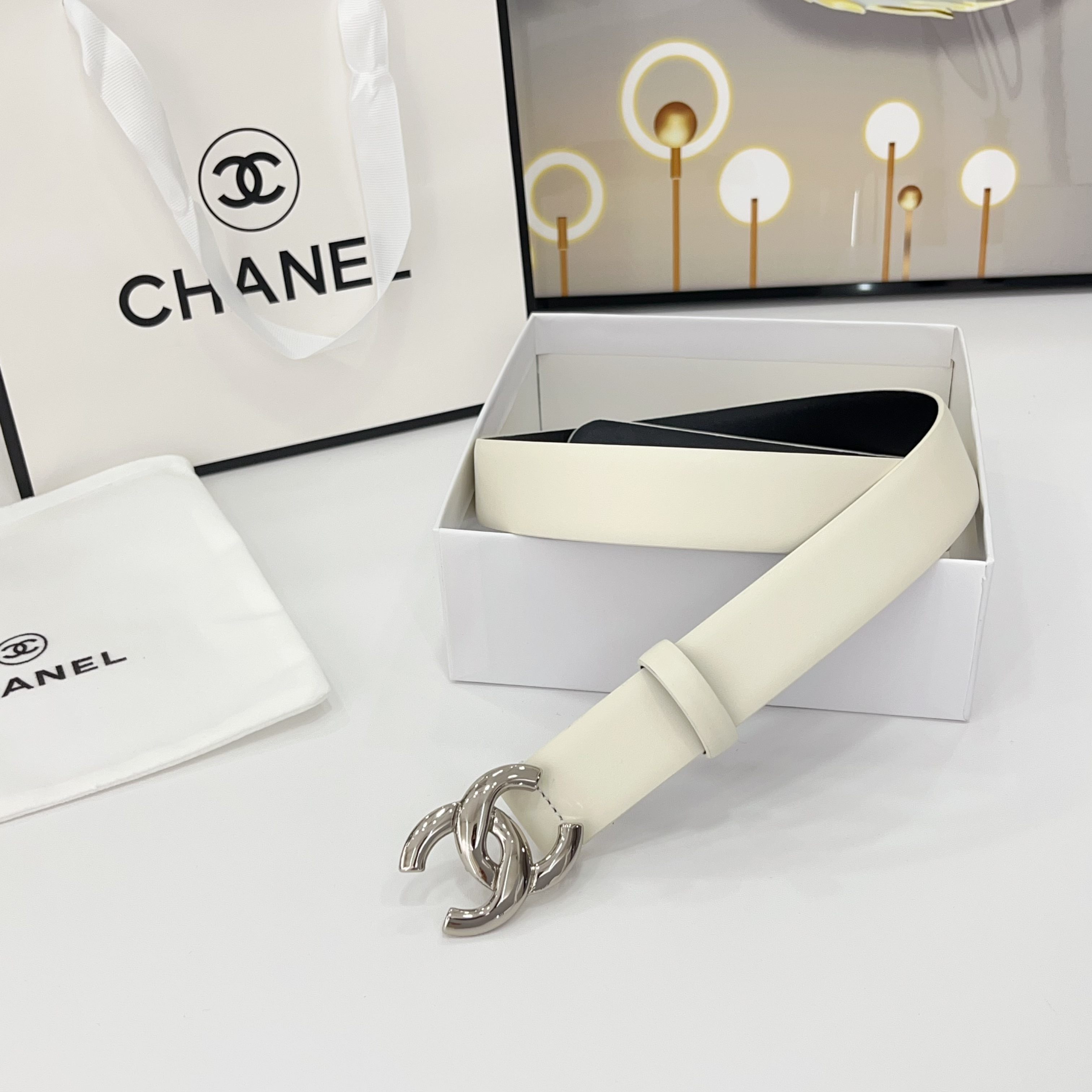  Chanel香奈儿
双面头层小牛皮 原厂皮料订制  质感柔软 做工精细 搭配铜扣 时尚百搭
精品宽度：