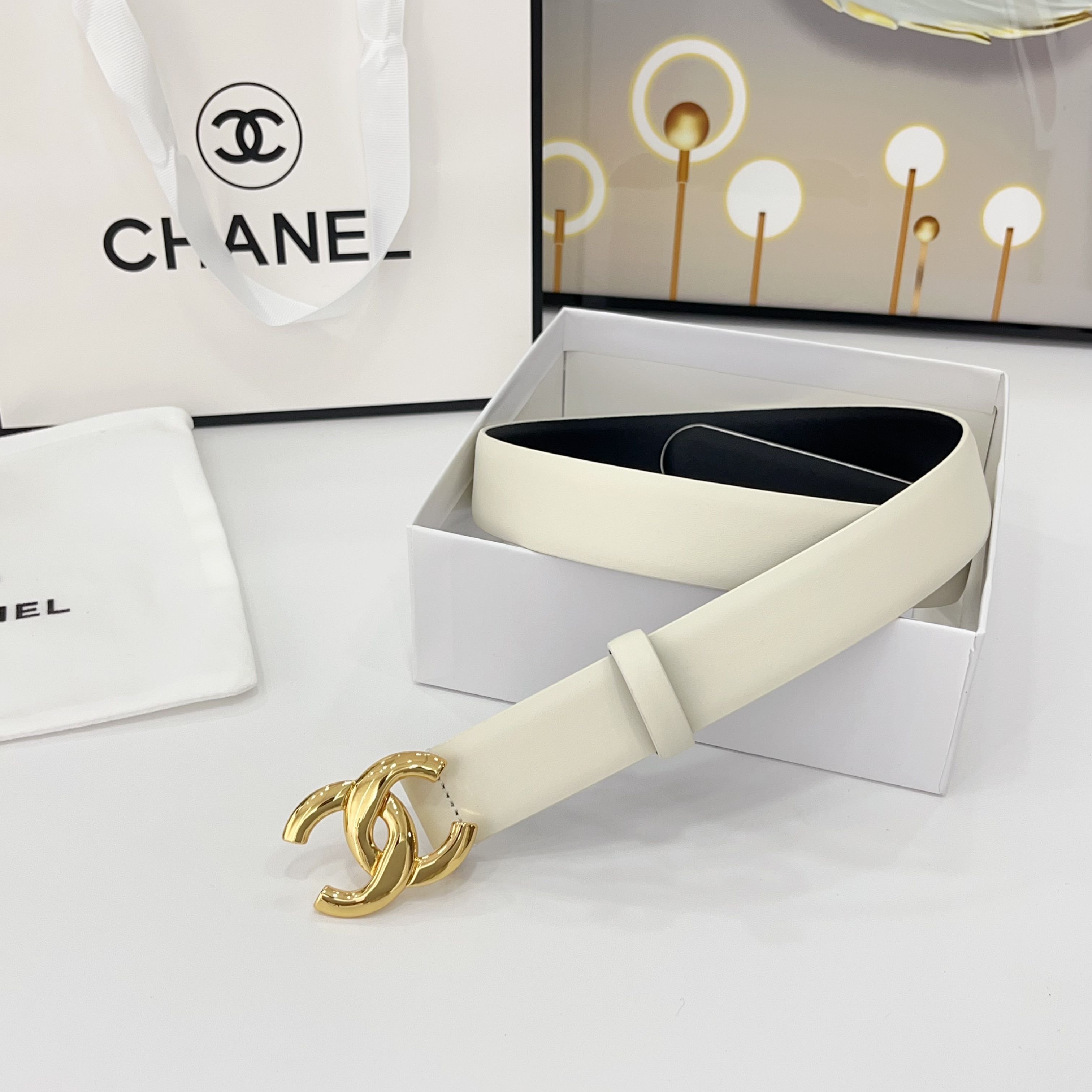  Chanel香奈儿
双面头层小牛皮 原厂皮料订制  质感柔软 做工精细 搭配铜扣 时尚百搭
精品宽度：