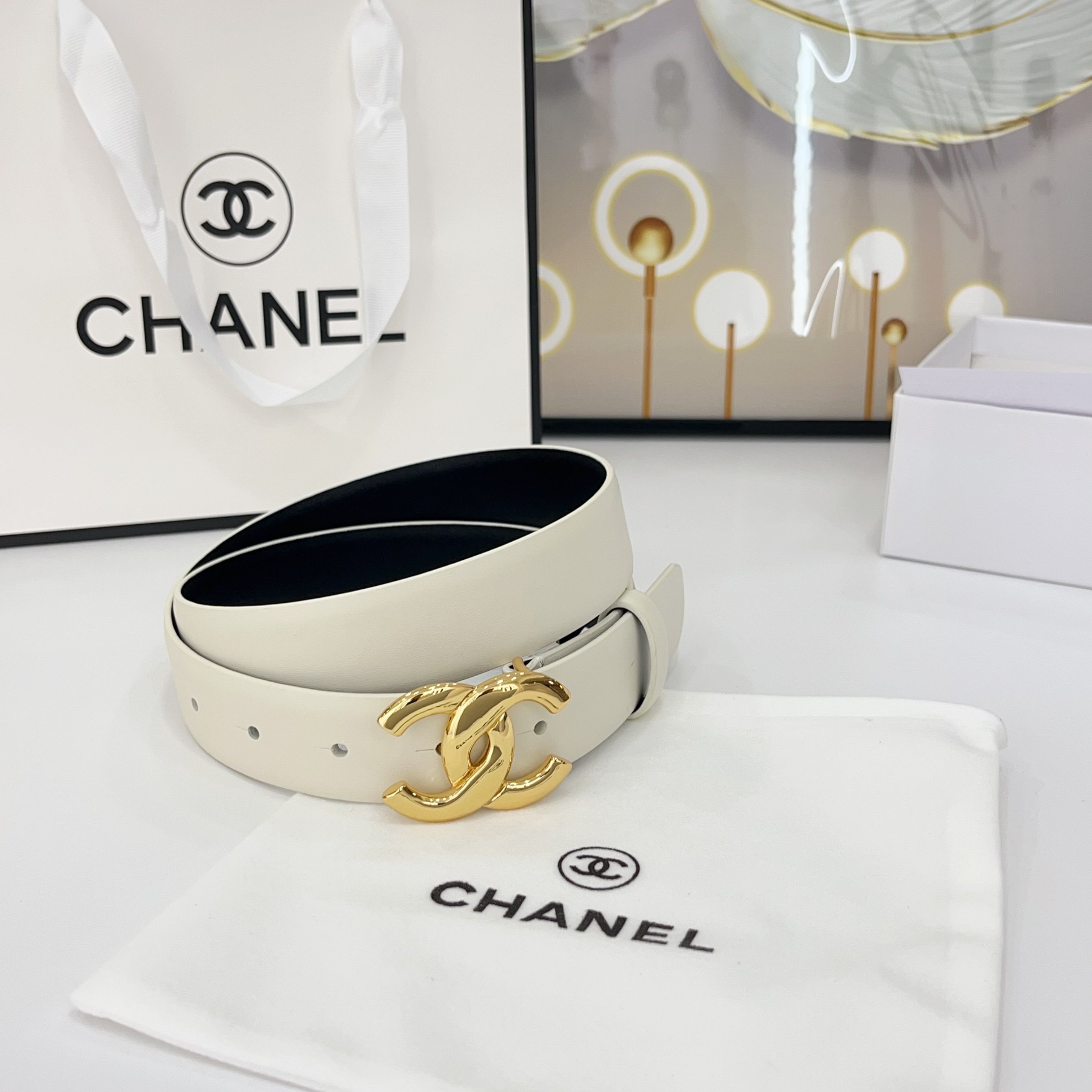  Chanel香奈儿
双面头层小牛皮 原厂皮料订制  质感柔软 做工精细 搭配铜扣 时尚百搭
精品宽度：