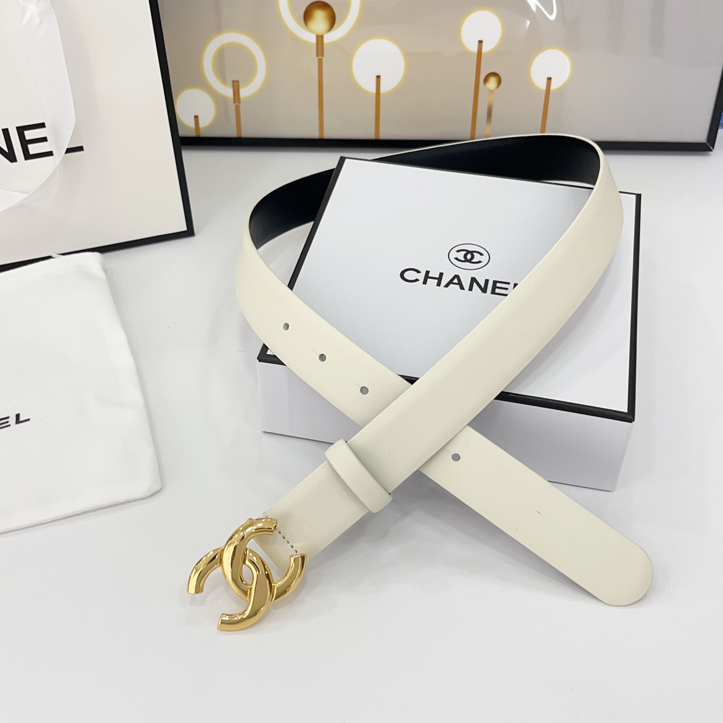  Chanel香奈儿
双面头层小牛皮 原厂皮料订制  质感柔软 做工精细 搭配铜扣 时尚百搭
精品宽度：