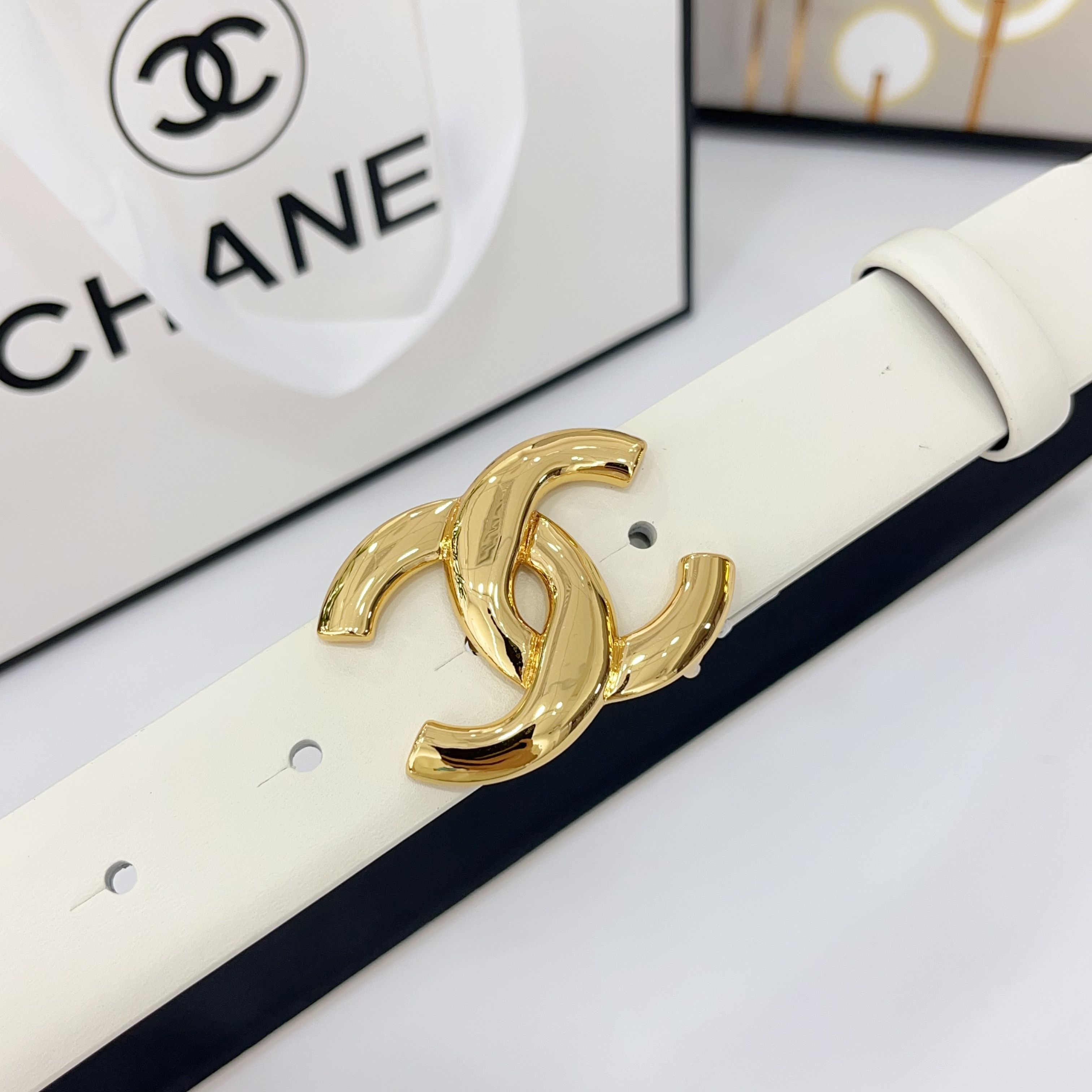  Chanel香奈儿
双面头层小牛皮 原厂皮料订制  质感柔软 做工精细 搭配铜扣 时尚百搭
精品宽度：