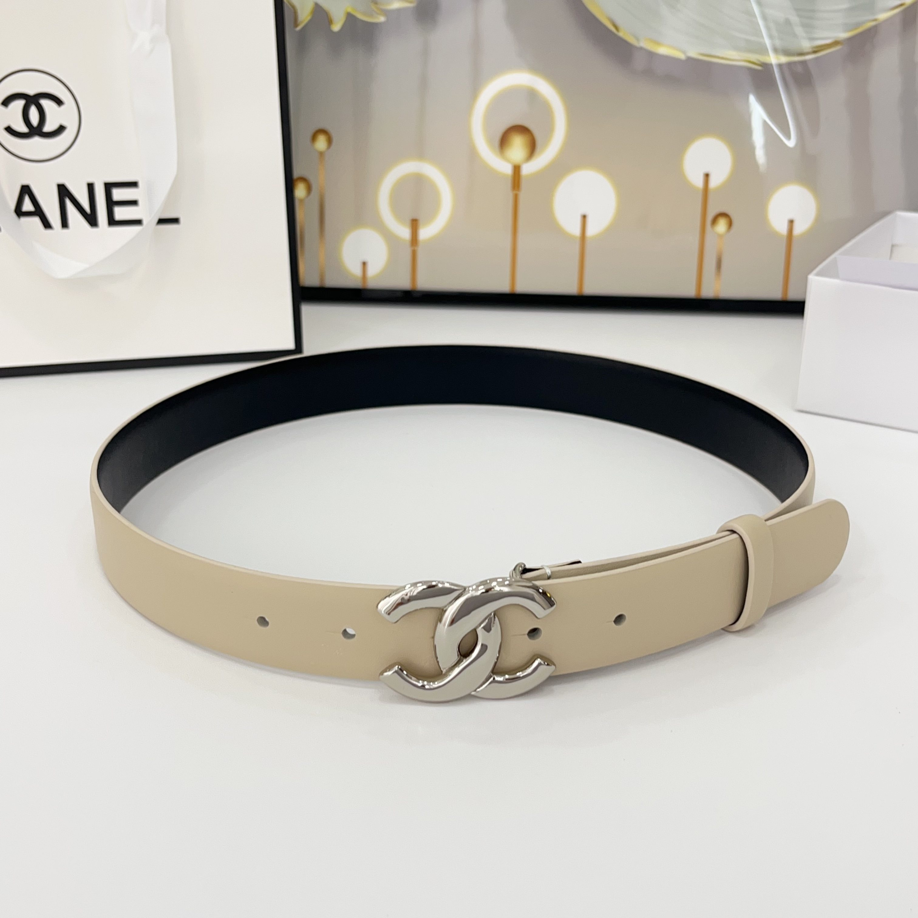  Chanel香奈儿
双面头层小牛皮 原厂皮料订制  质感柔软 做工精细 搭配铜扣 时尚百搭
精品宽度：