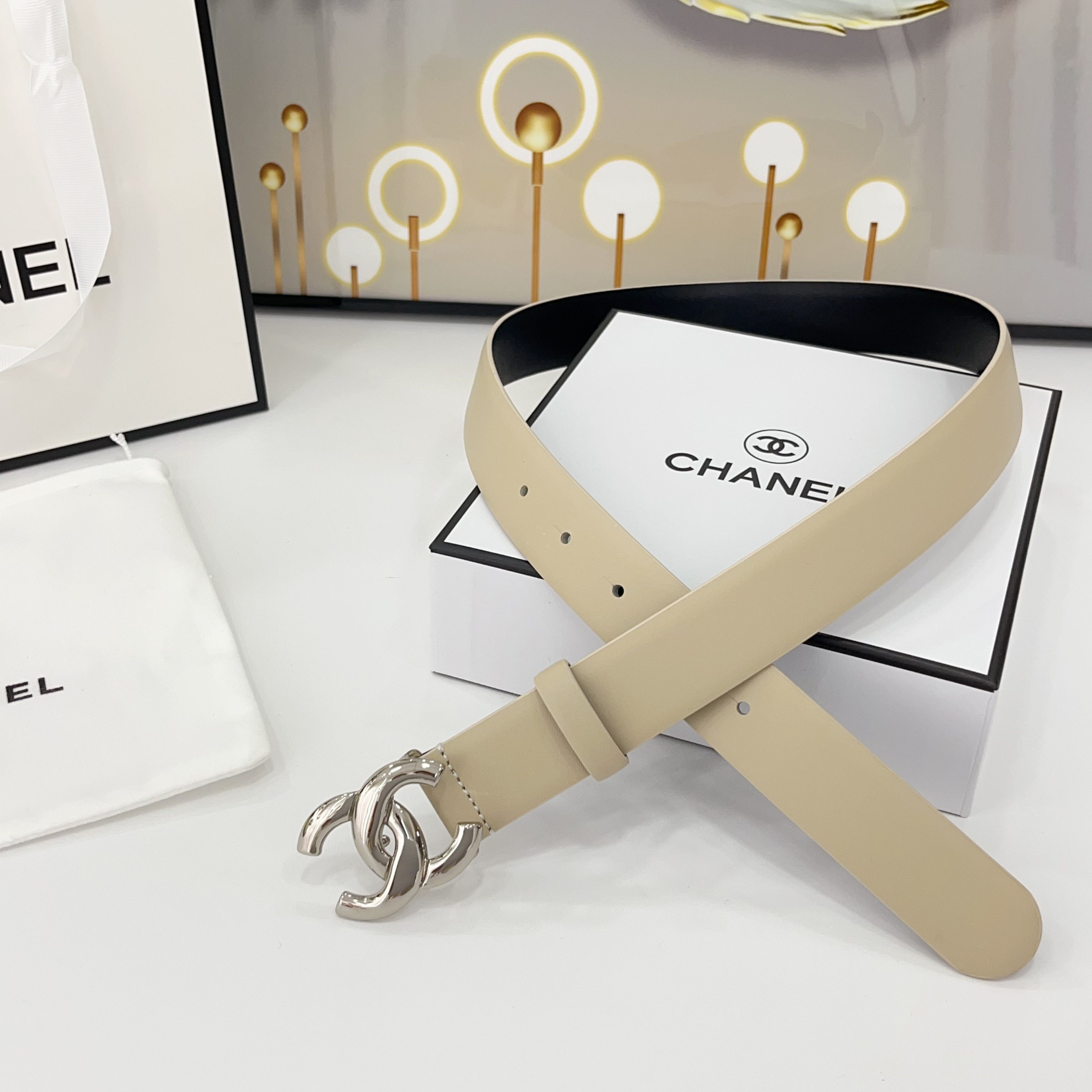  Chanel香奈儿
双面头层小牛皮 原厂皮料订制  质感柔软 做工精细 搭配铜扣 时尚百搭
精品宽度：