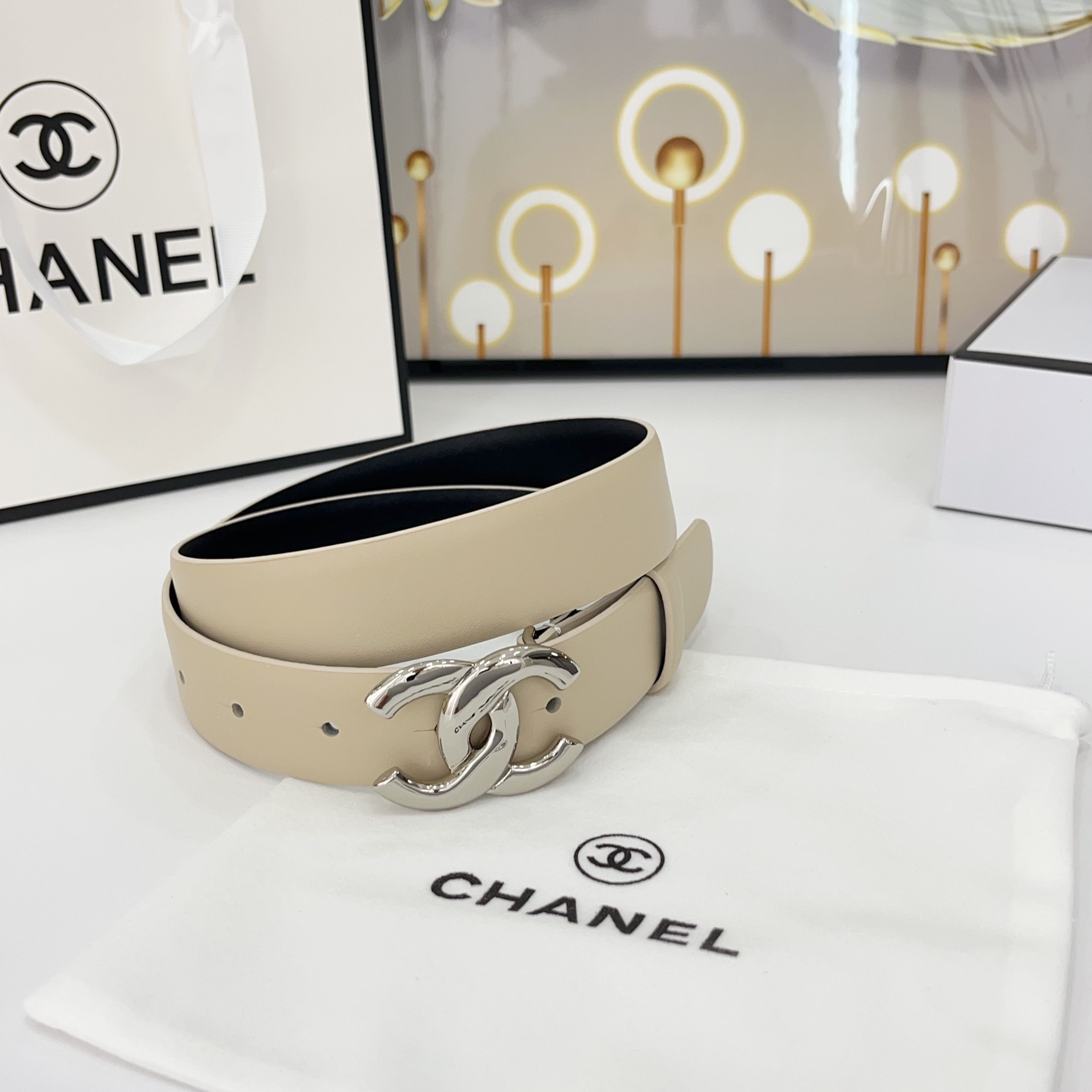  Chanel香奈儿
双面头层小牛皮 原厂皮料订制  质感柔软 做工精细 搭配铜扣 时尚百搭
精品宽度：