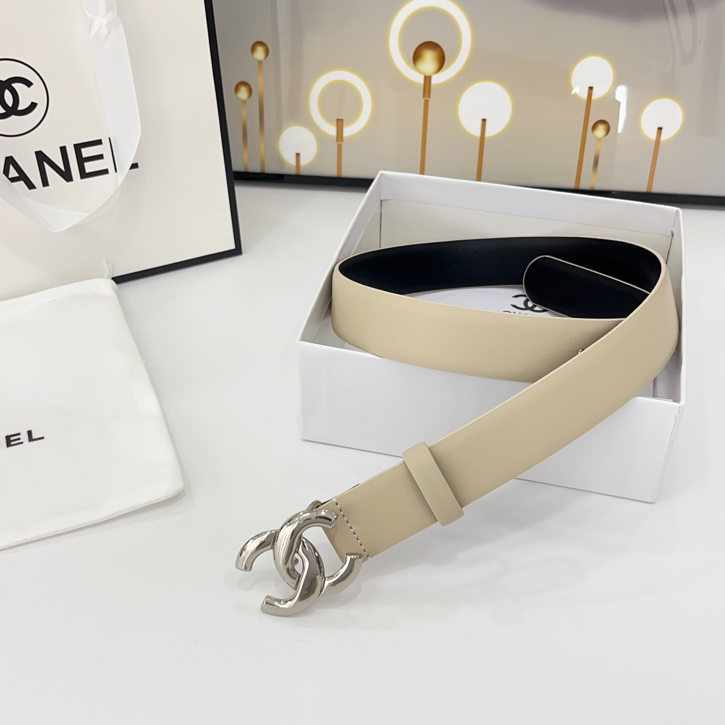  Chanel香奈儿
双面头层小牛皮 原厂皮料订制  质感柔软 做工精细 搭配铜扣 时尚百搭
精品宽度：