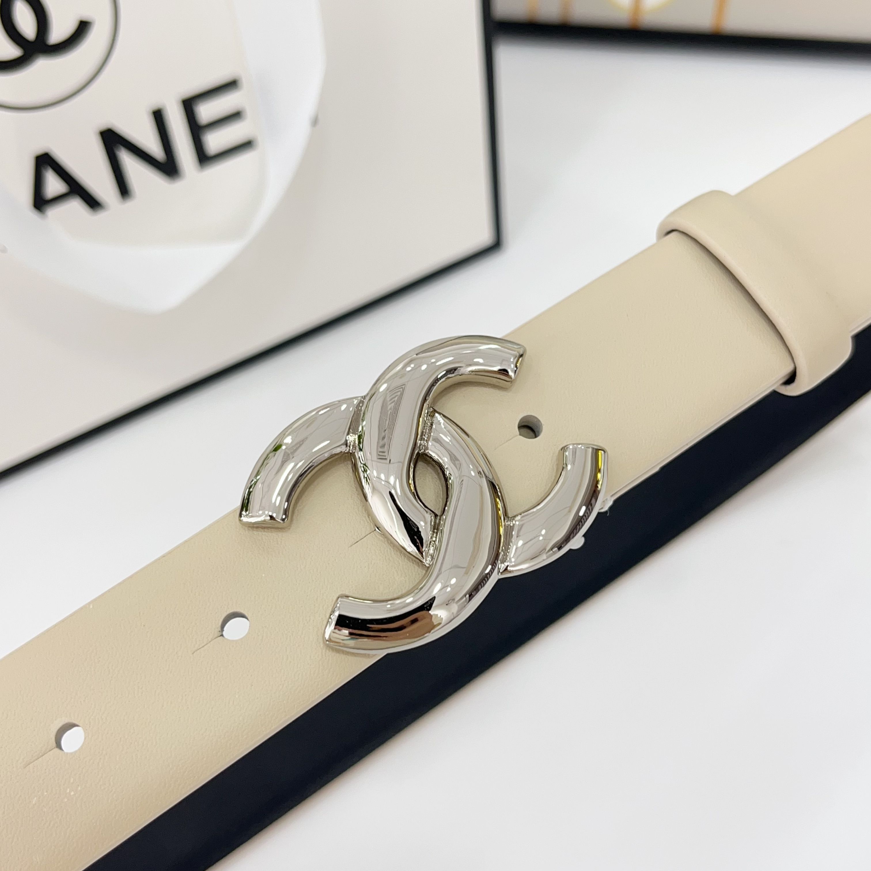  Chanel香奈儿
双面头层小牛皮 原厂皮料订制  质感柔软 做工精细 搭配铜扣 时尚百搭
精品宽度：