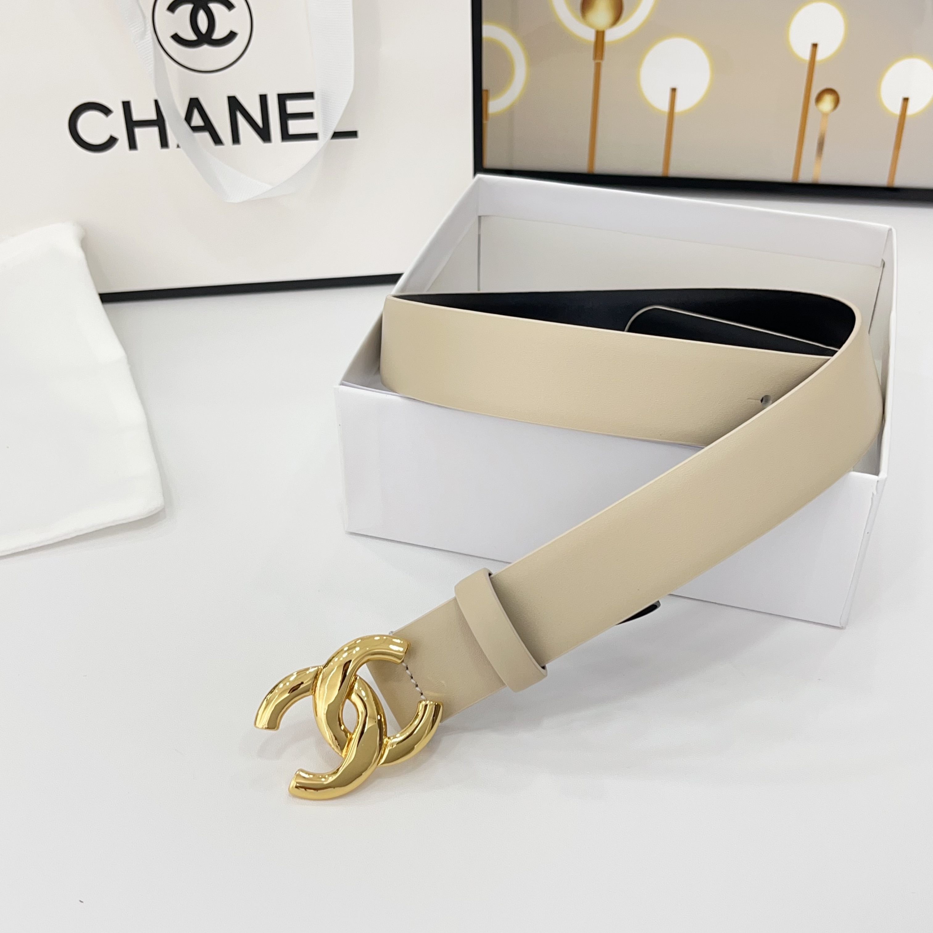  Chanel香奈儿
双面头层小牛皮 原厂皮料订制  质感柔软 做工精细 搭配铜扣 时尚百搭
精品宽度：