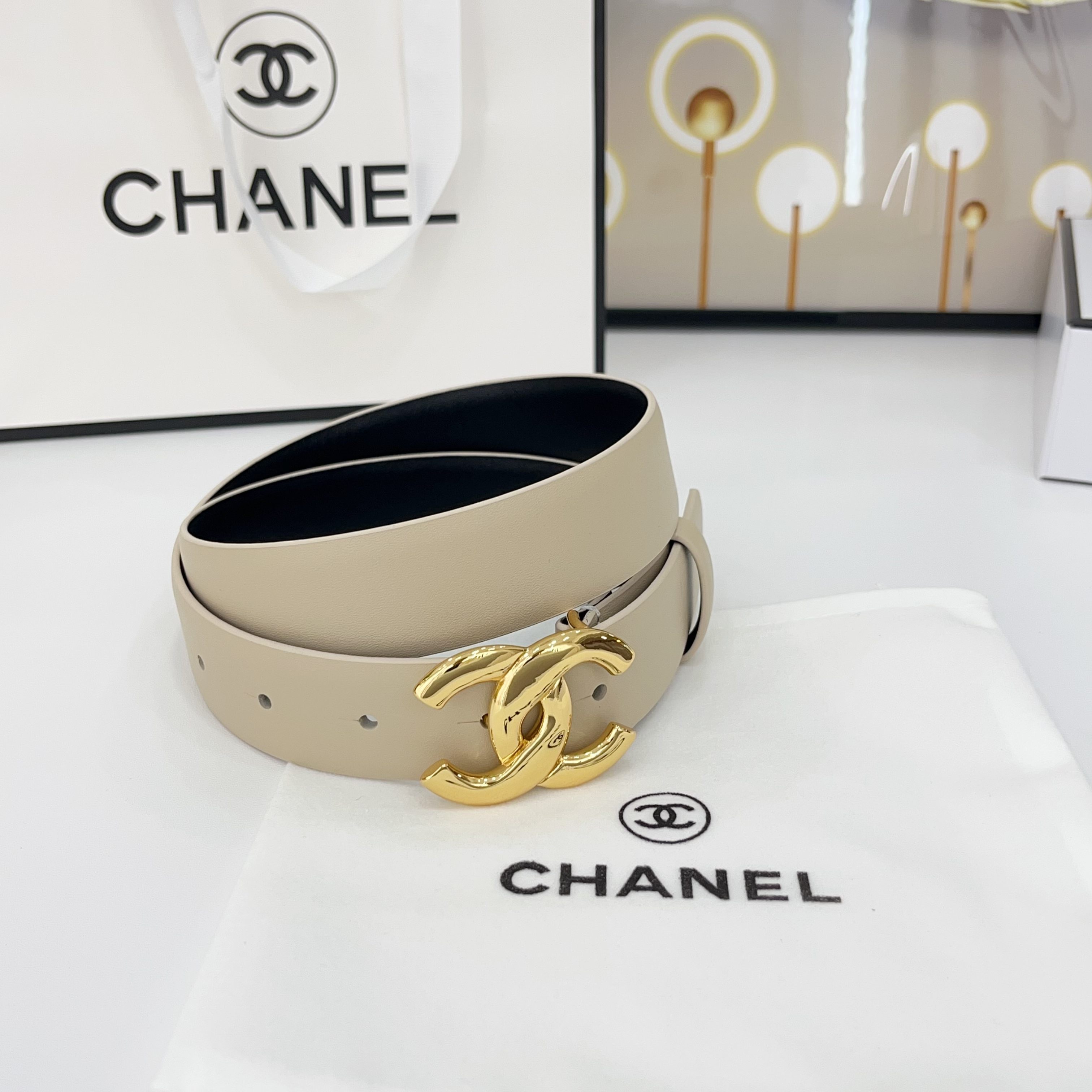  Chanel香奈儿
双面头层小牛皮 原厂皮料订制  质感柔软 做工精细 搭配铜扣 时尚百搭
精品宽度：