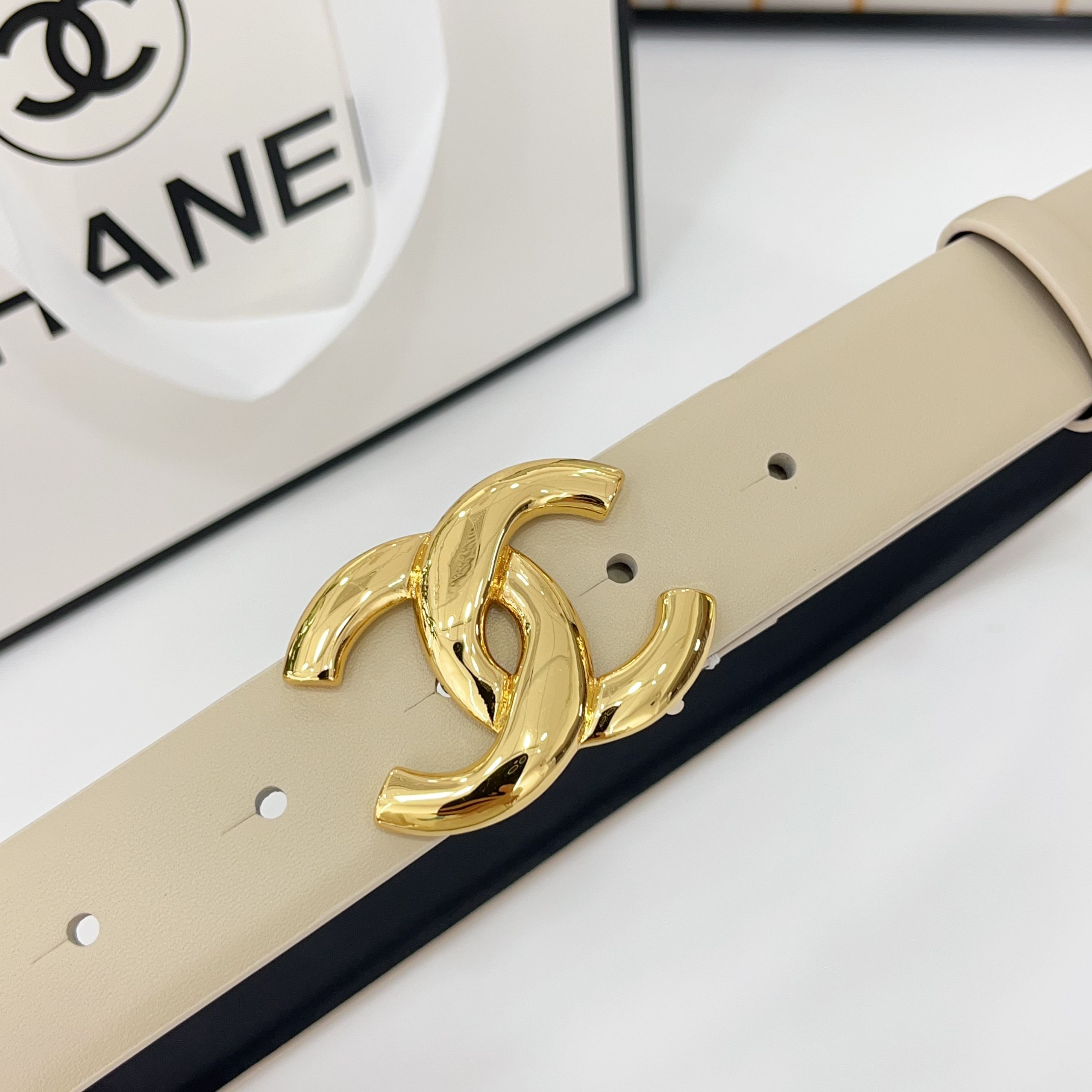  Chanel香奈儿
双面头层小牛皮 原厂皮料订制  质感柔软 做工精细 搭配铜扣 时尚百搭
精品宽度：
