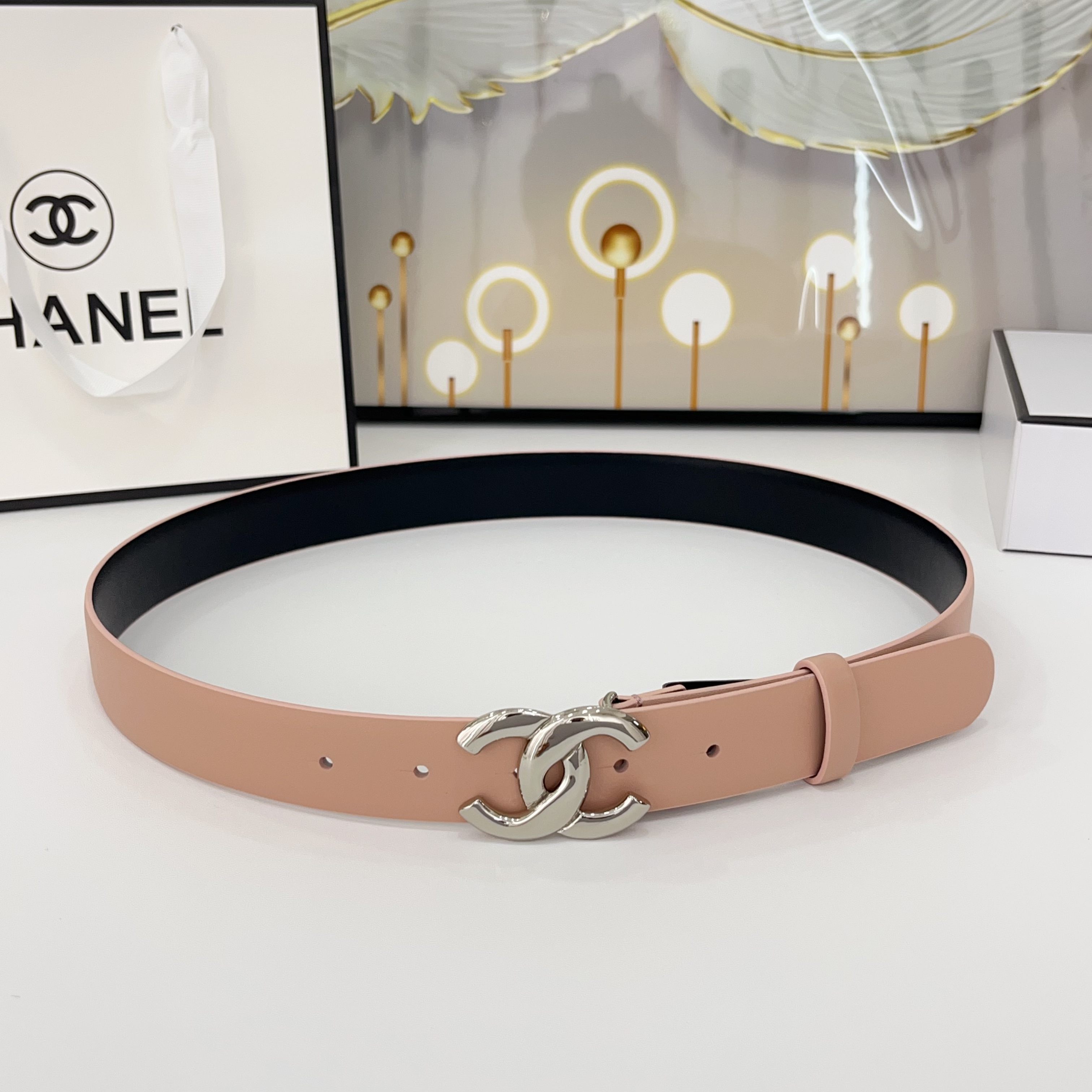  Chanel香奈儿
双面头层小牛皮 原厂皮料订制  质感柔软 做工精细 搭配铜扣 时尚百搭
精品宽度：