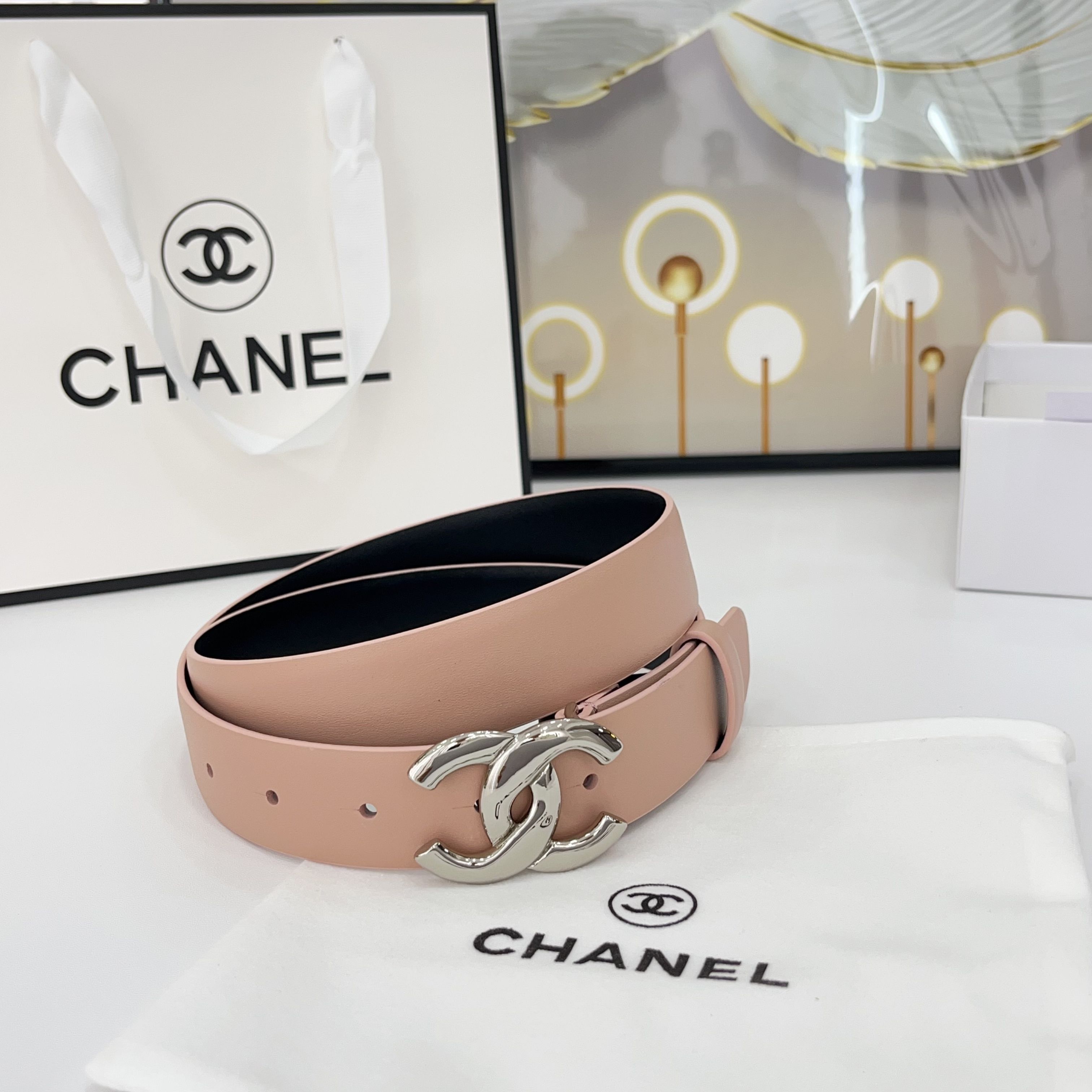  Chanel香奈儿
双面头层小牛皮 原厂皮料订制  质感柔软 做工精细 搭配铜扣 时尚百搭
精品宽度：