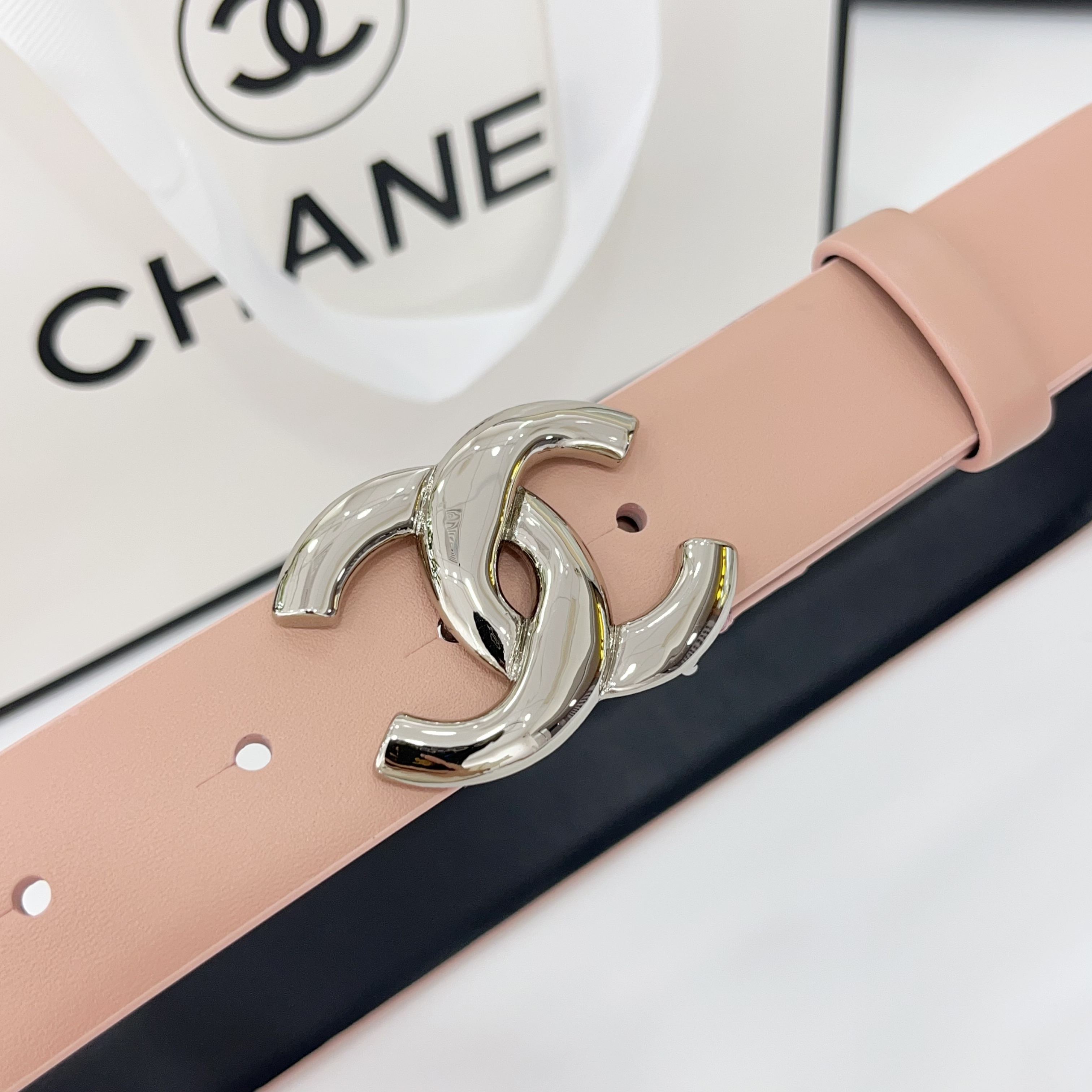 Chanel香奈儿
双面头层小牛皮 原厂皮料订制  质感柔软 做工精细 搭配铜扣 时尚百搭
精品宽度：