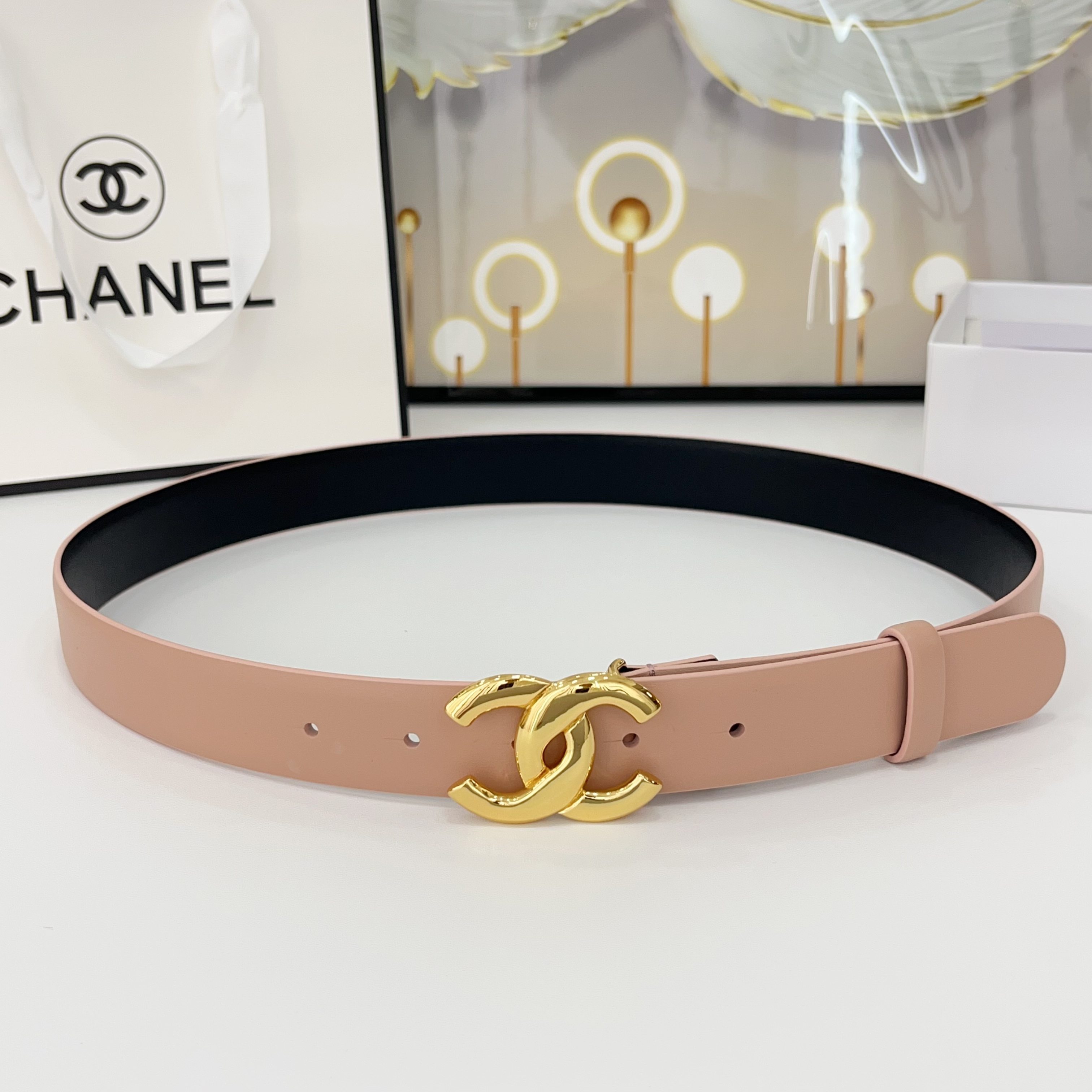  Chanel香奈儿
双面头层小牛皮 原厂皮料订制  质感柔软 做工精细 搭配铜扣 时尚百搭
精品宽度：