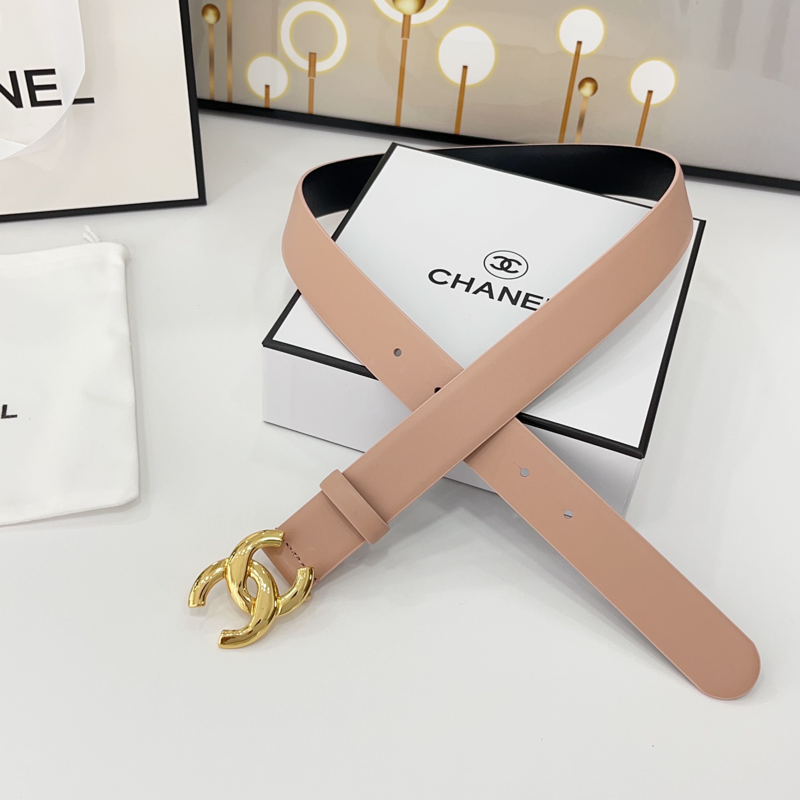  Chanel香奈儿
双面头层小牛皮 原厂皮料订制  质感柔软 做工精细 搭配铜扣 时尚百搭
精品宽度：