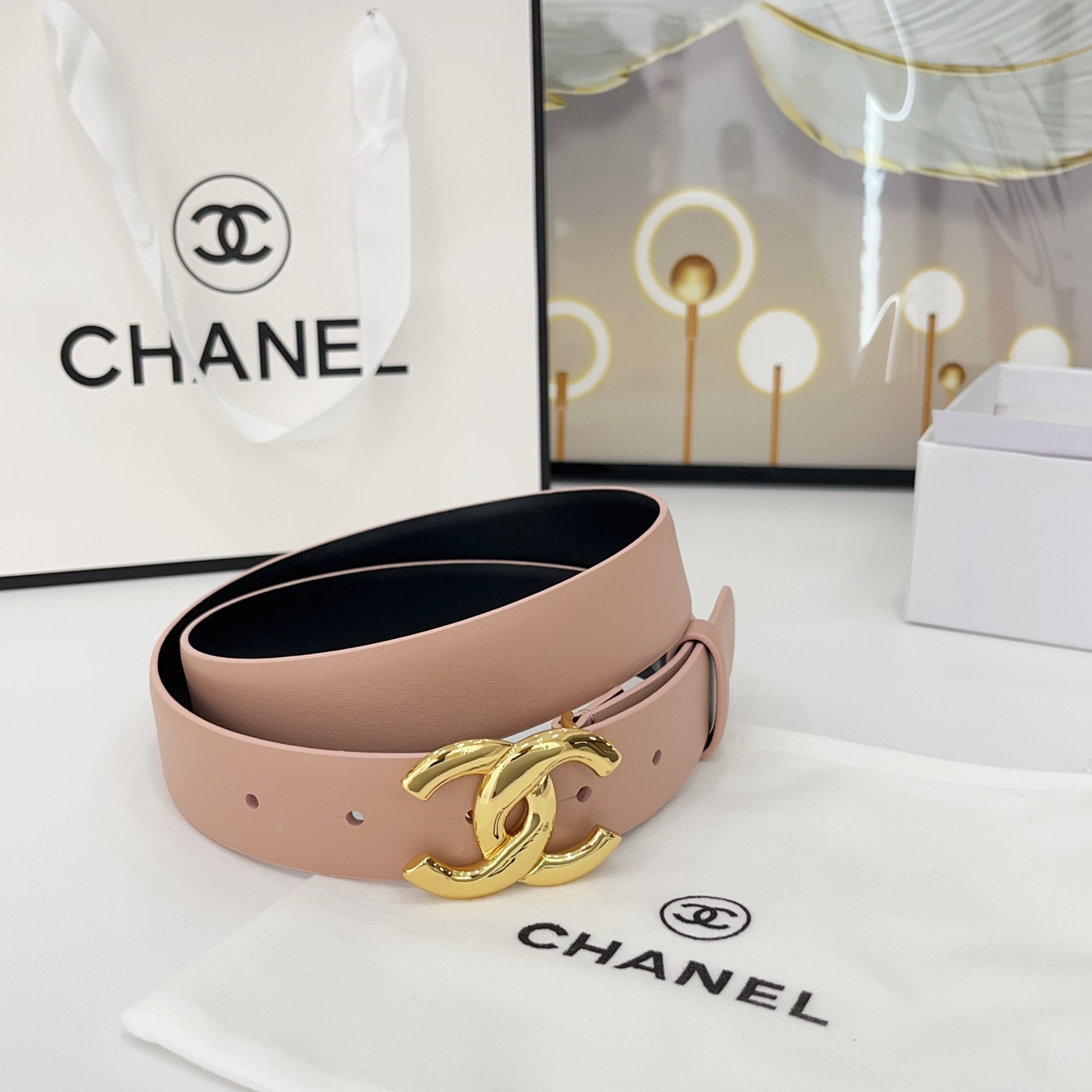  Chanel香奈儿
双面头层小牛皮 原厂皮料订制  质感柔软 做工精细 搭配铜扣 时尚百搭
精品宽度：