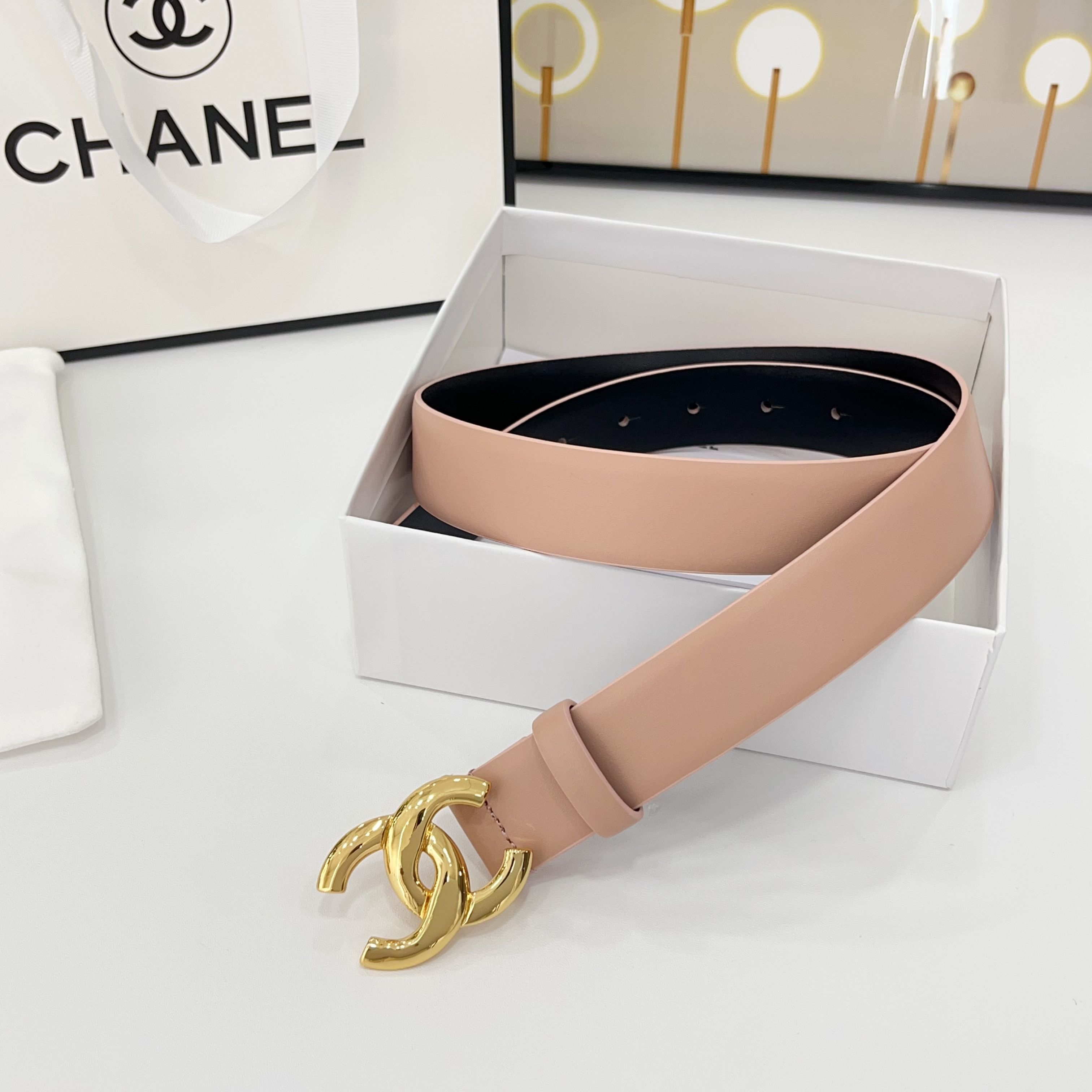  Chanel香奈儿
双面头层小牛皮 原厂皮料订制  质感柔软 做工精细 搭配铜扣 时尚百搭
精品宽度：