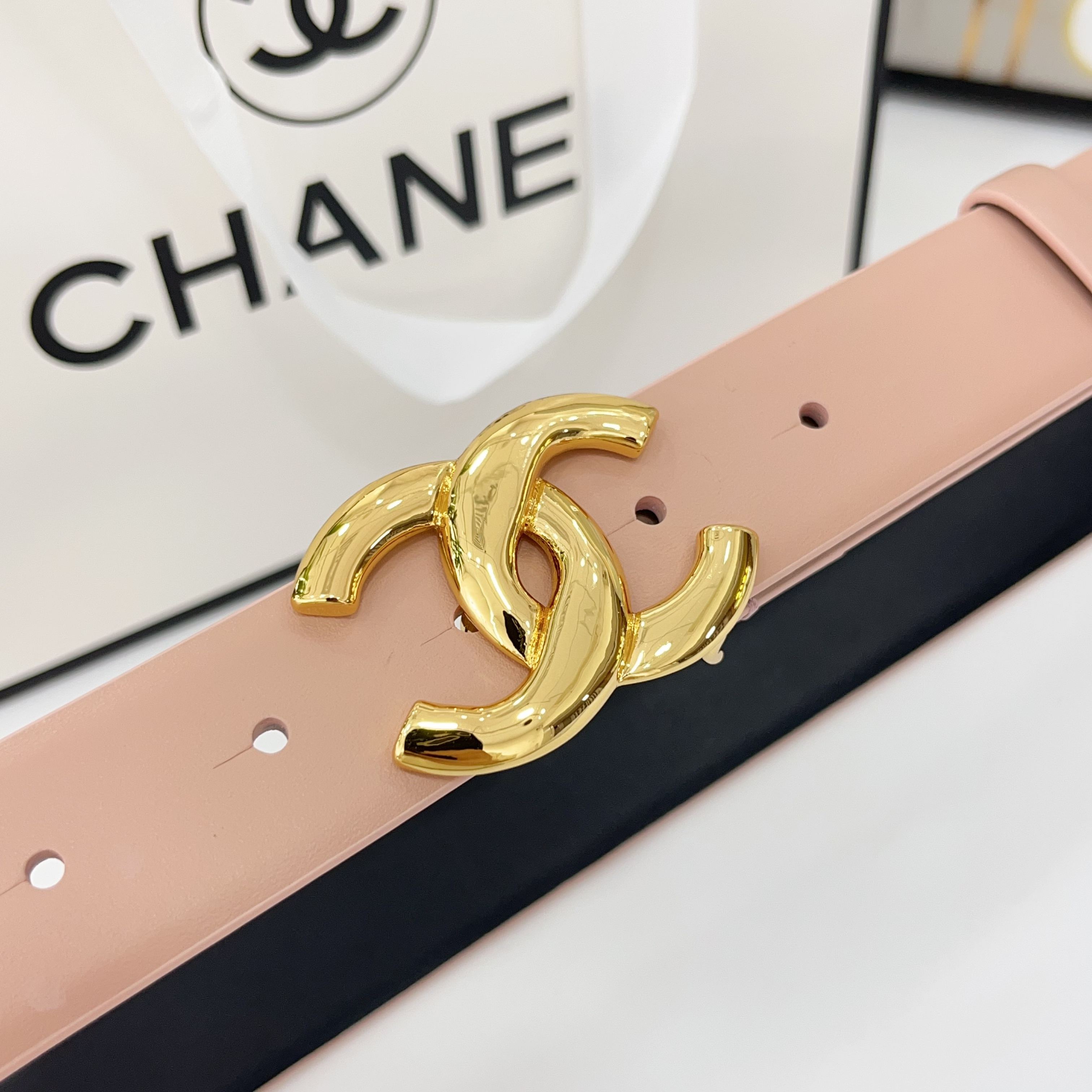  Chanel香奈儿
双面头层小牛皮 原厂皮料订制  质感柔软 做工精细 搭配铜扣 时尚百搭
精品宽度：