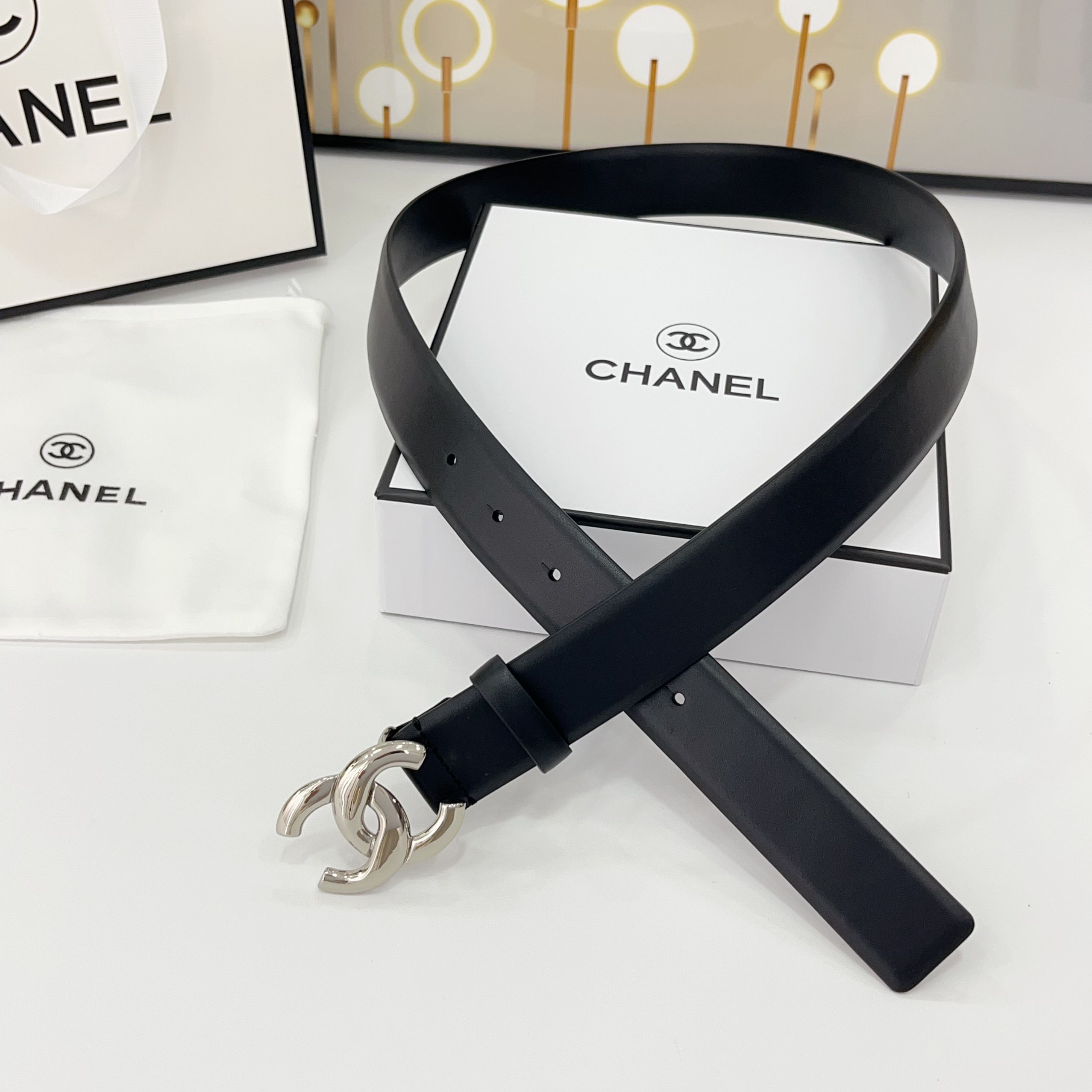  Chanel香奈儿
双面头层小牛皮 原厂皮料订制  质感柔软 做工精细 搭配铜扣 时尚百搭
精品宽度：