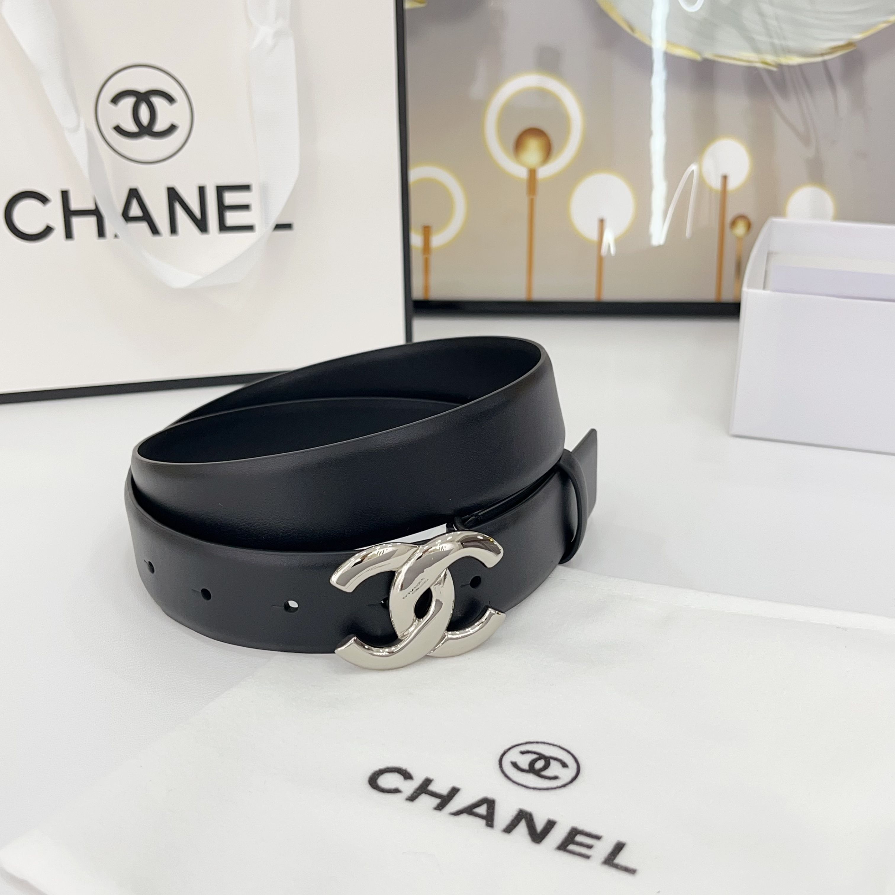  Chanel香奈儿
双面头层小牛皮 原厂皮料订制  质感柔软 做工精细 搭配铜扣 时尚百搭
精品宽度：