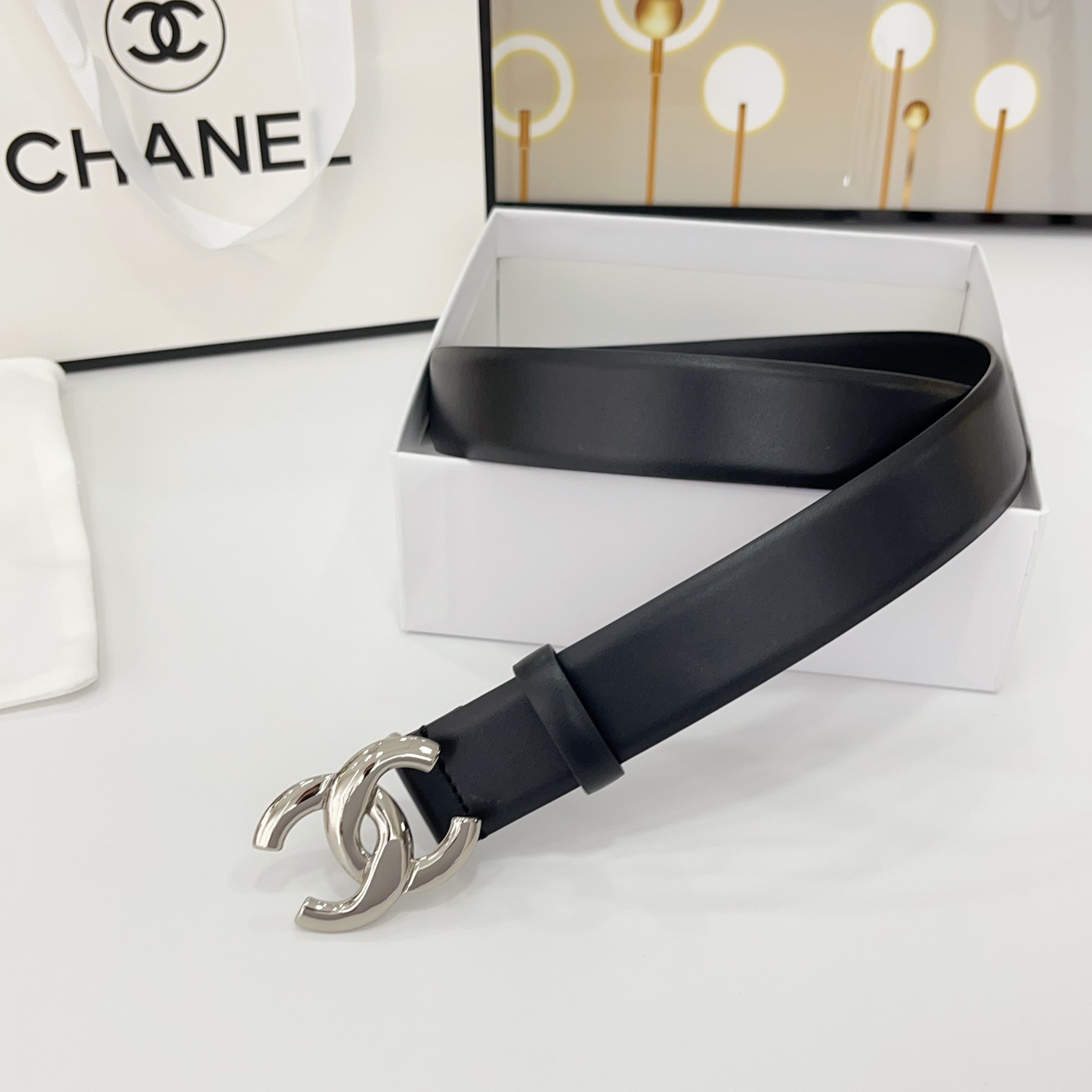  Chanel香奈儿
双面头层小牛皮 原厂皮料订制  质感柔软 做工精细 搭配铜扣 时尚百搭
精品宽度：